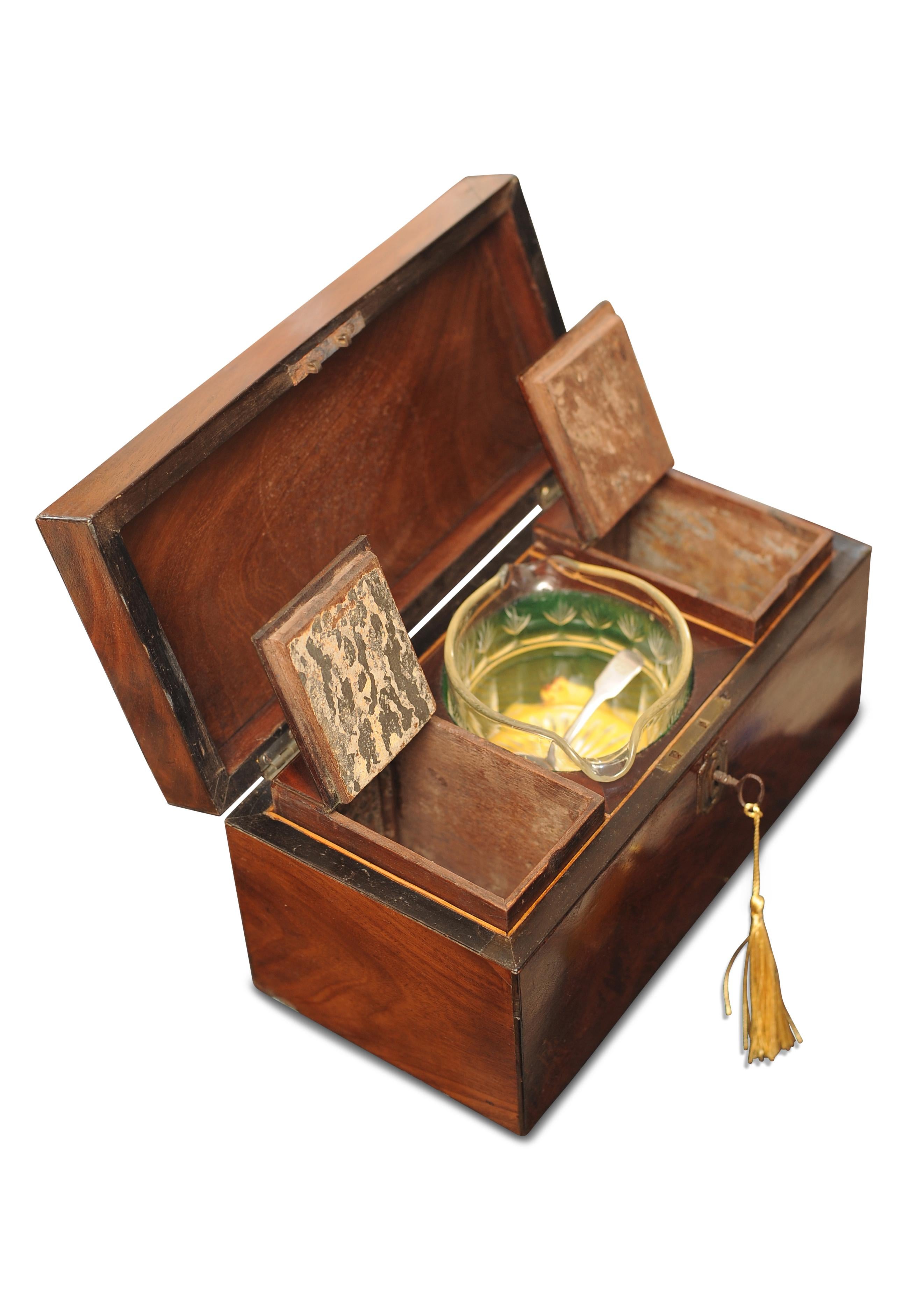 Britannique Boîte à thé en acajou flammé du début du 19e siècle de la période Régence  en vente