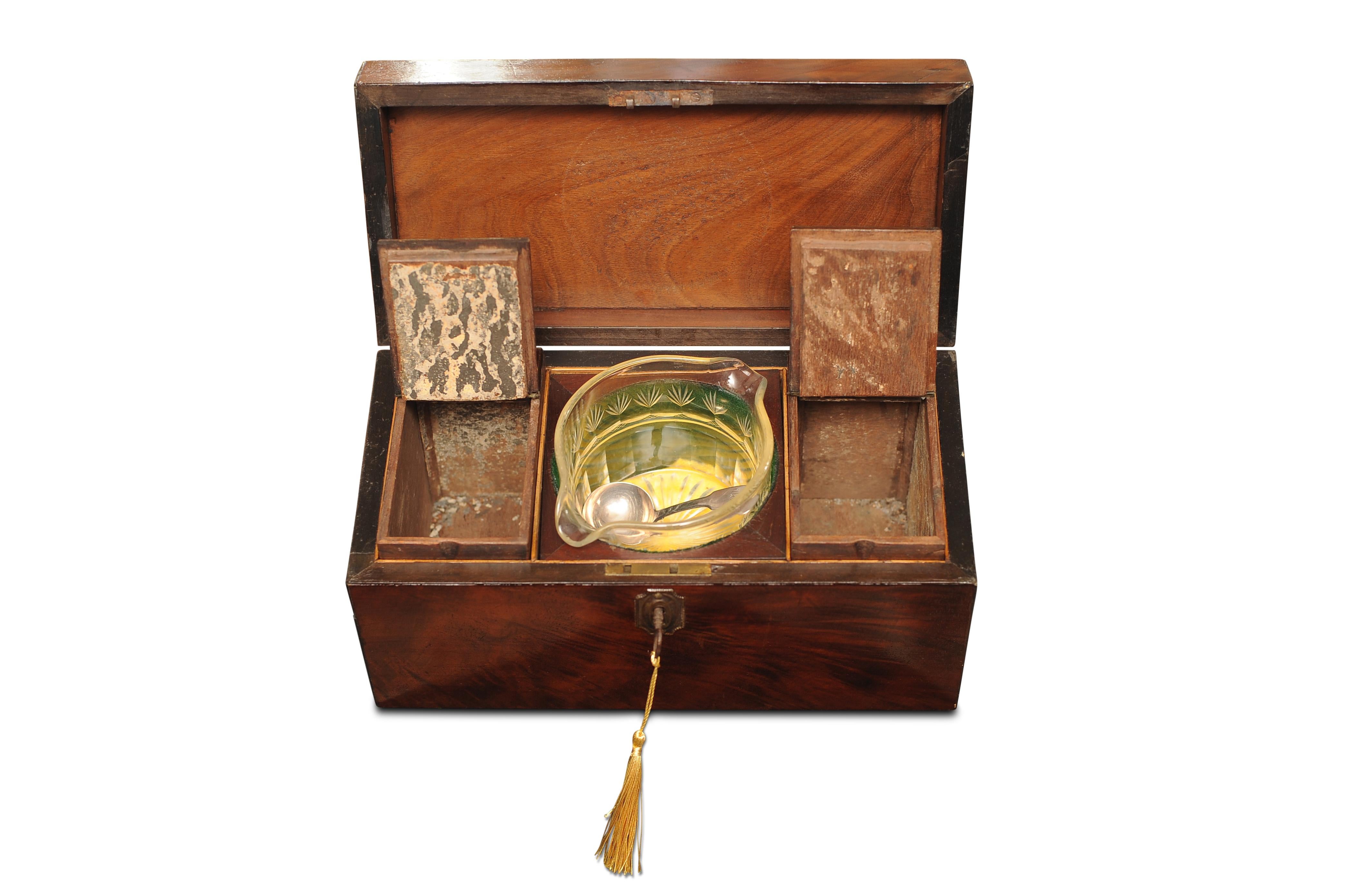 XIXe siècle Boîte à thé en acajou flammé du début du 19e siècle de la période Régence  en vente
