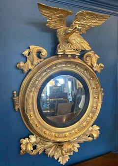 Miroir convexe doré du début du XIXe siècle de la période Régence avec aigle sur le dessus