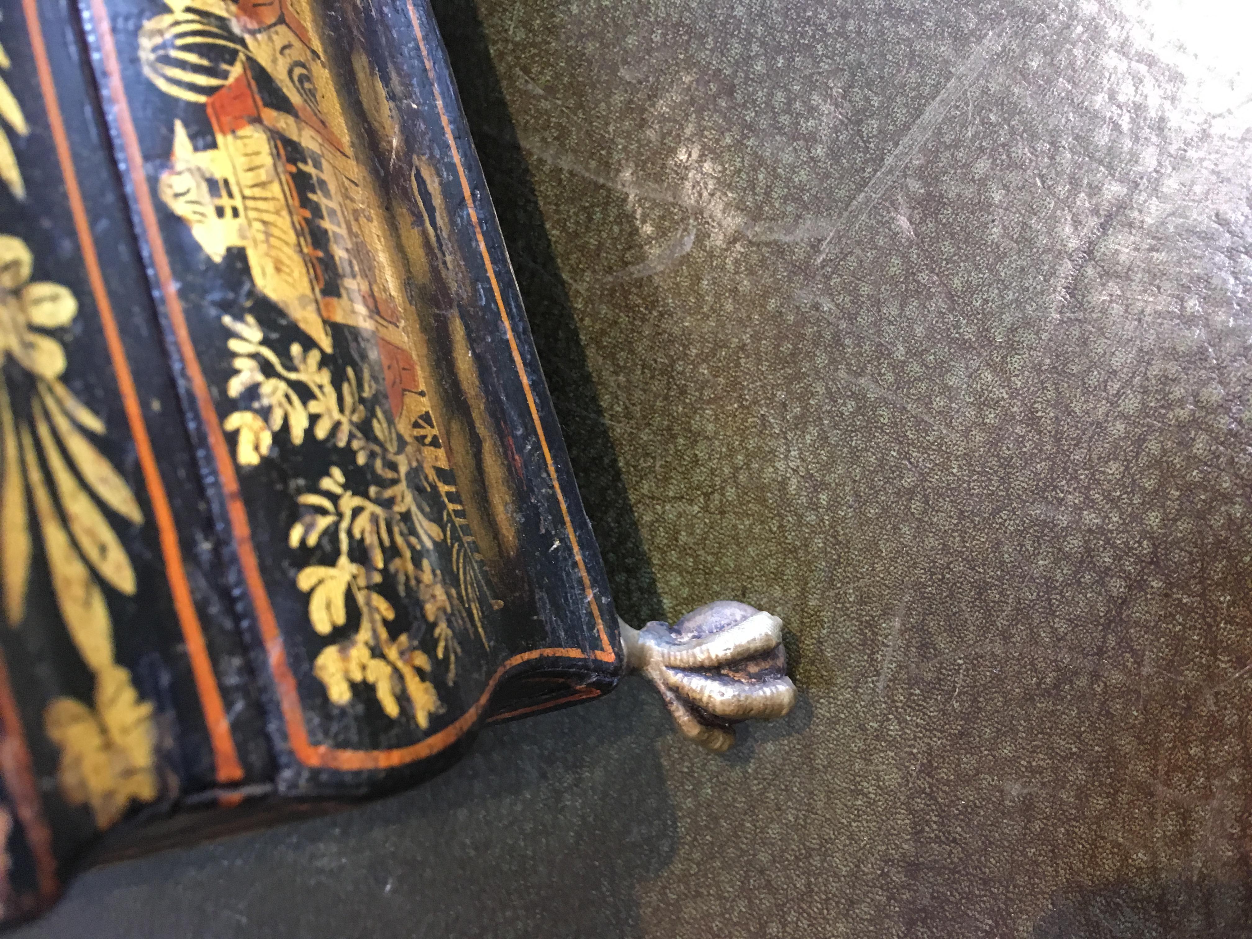 Early 19th Century Regency Period Japanned and Chinoiserie Lacquered Casket im Zustand „Gut“ im Angebot in Bradford on Avon, GB