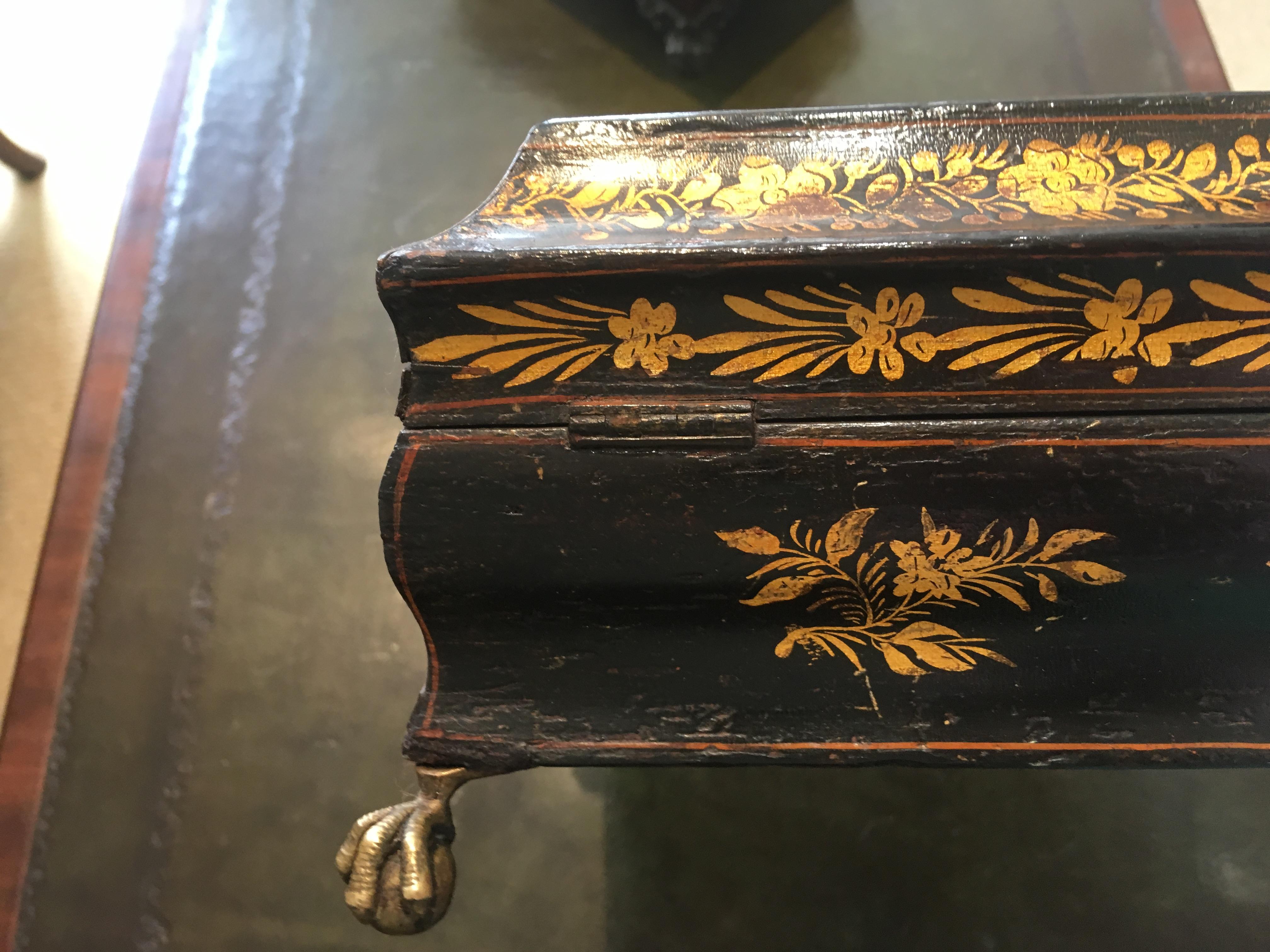 Early 19th Century Regency Period Japanned and Chinoiserie Lacquered Casket (Frühes 19. Jahrhundert) im Angebot