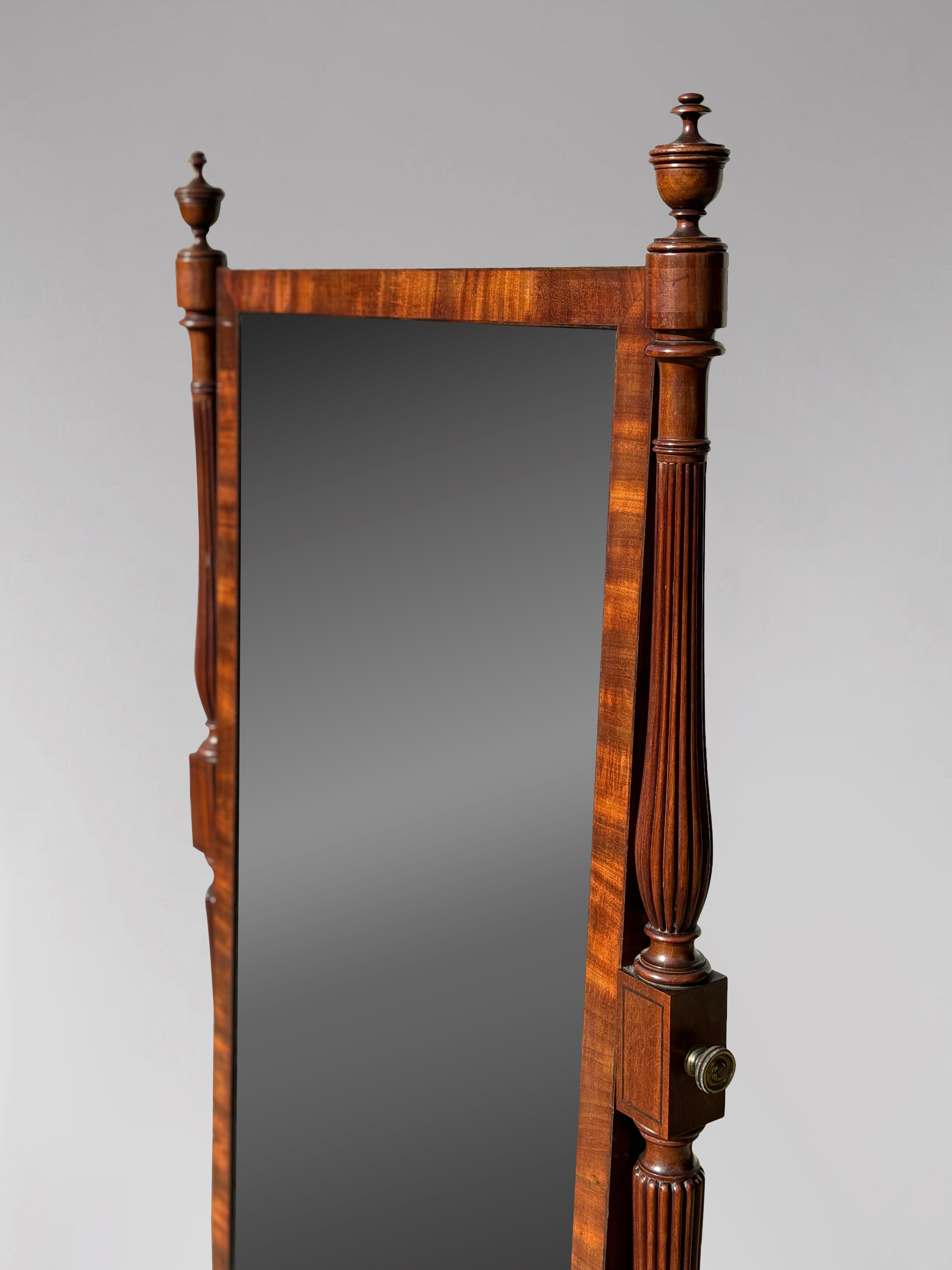 Specchio chevale in mogano del periodo Regency dell'inizio del XIX secolo in vendita 1