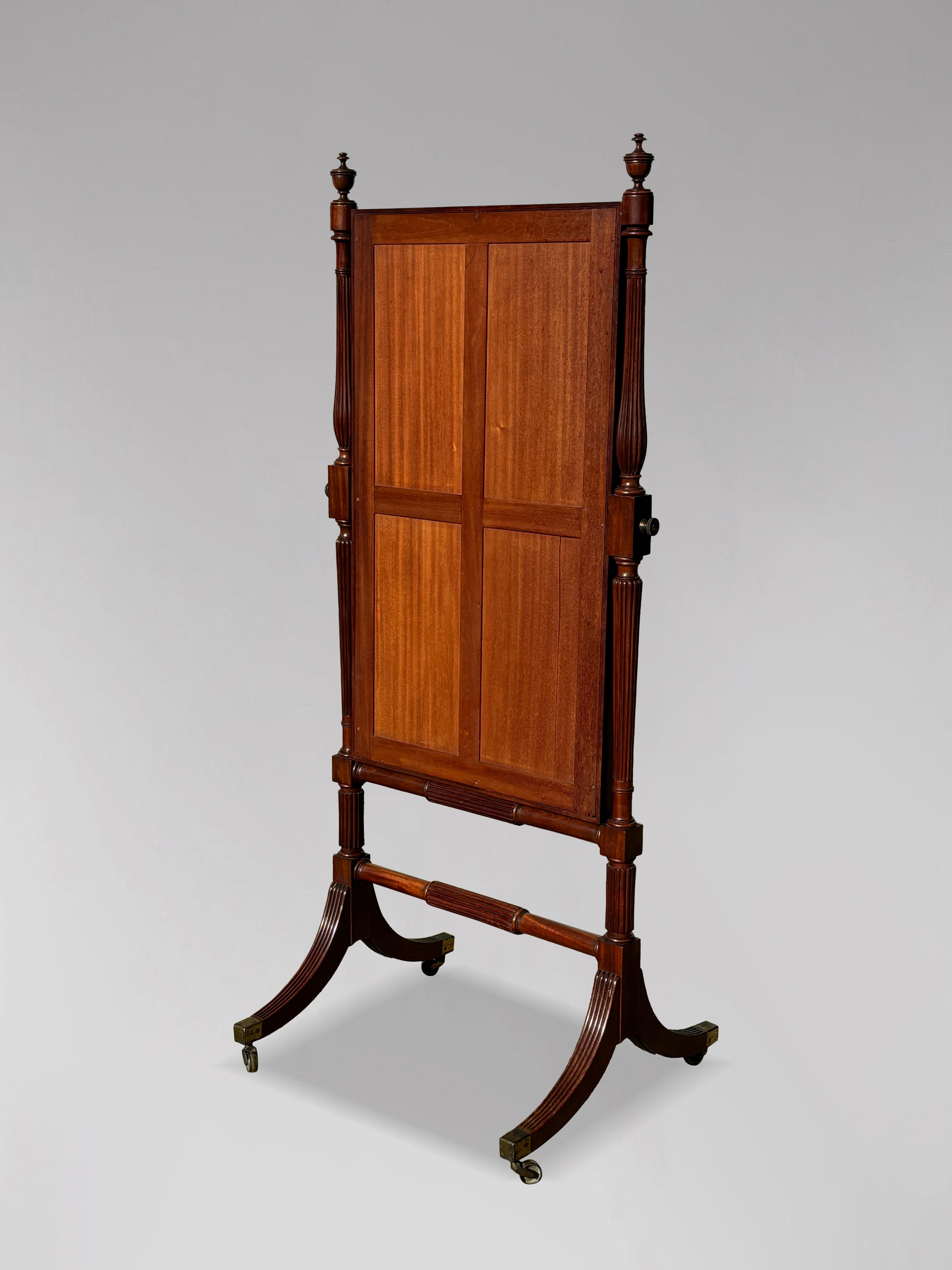 Specchio chevale in mogano del periodo Regency dell'inizio del XIX secolo in vendita 2