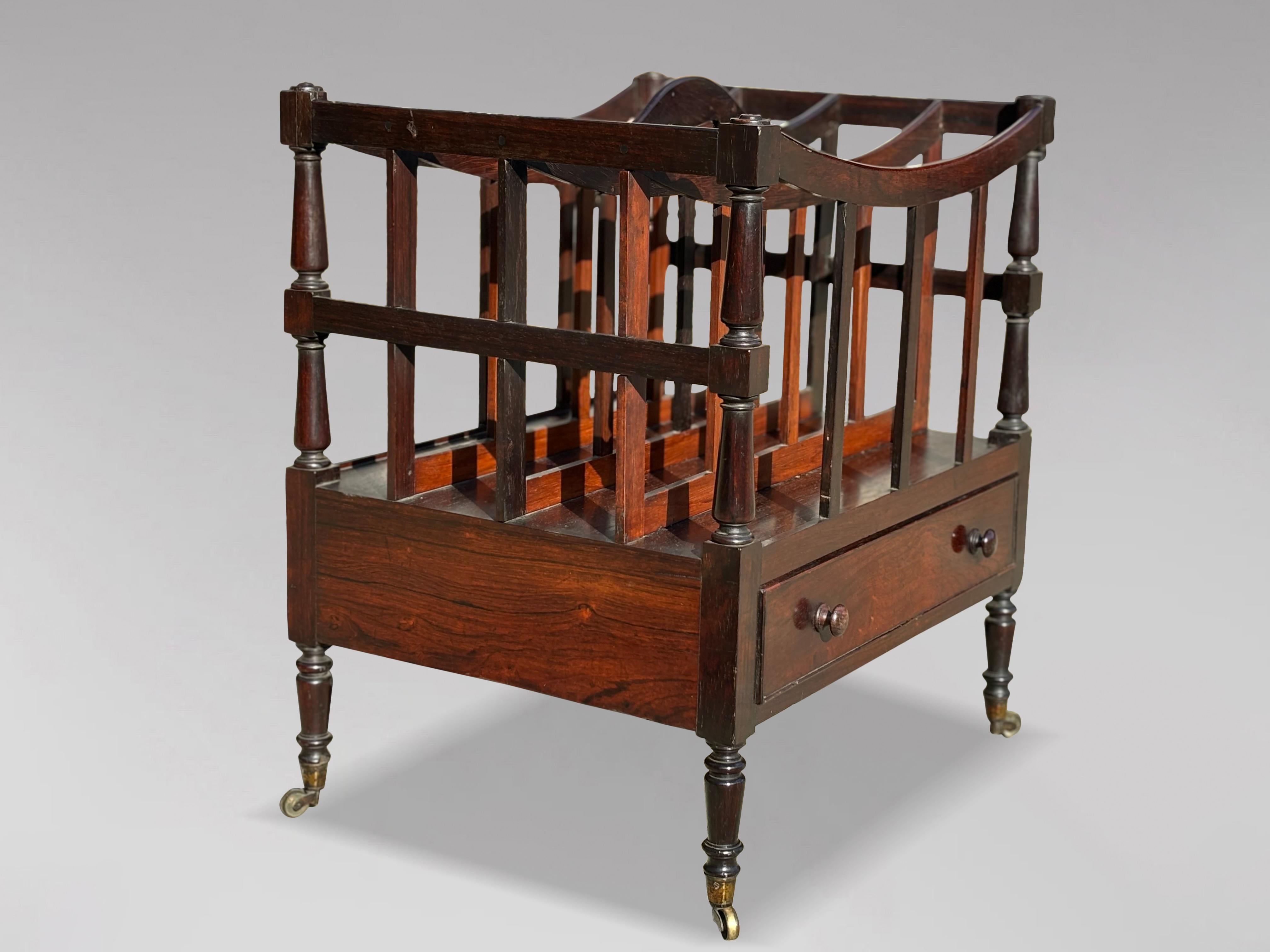 Uno splendido portariviste o Canterbury in legno di palissandro del periodo Regency, risalente agli inizi del XIX secolo e finemente realizzato. Presenta quattro divisioni in mogano massiccio, con montanti torniti ad ogni angolo sormontati da