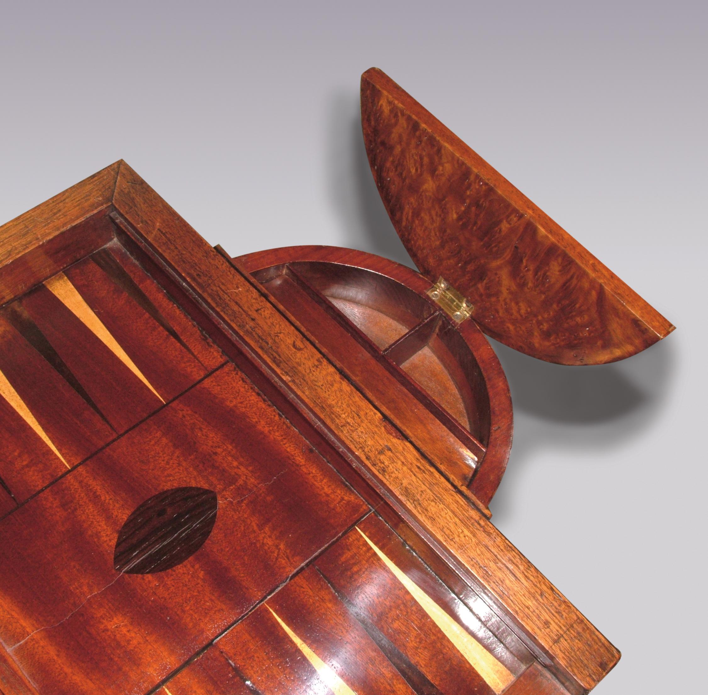 Ein Spiel- oder Arbeitstisch aus Eibe und Wurzelholz aus dem frühen 19. Jahrhundert aus der Regency-Periode. Die hochklappbare Platte umschließt ein Backgammon-Brett über einem Schachbrett und einem Arbeitskorb, der auf leierförmigen Endstützen