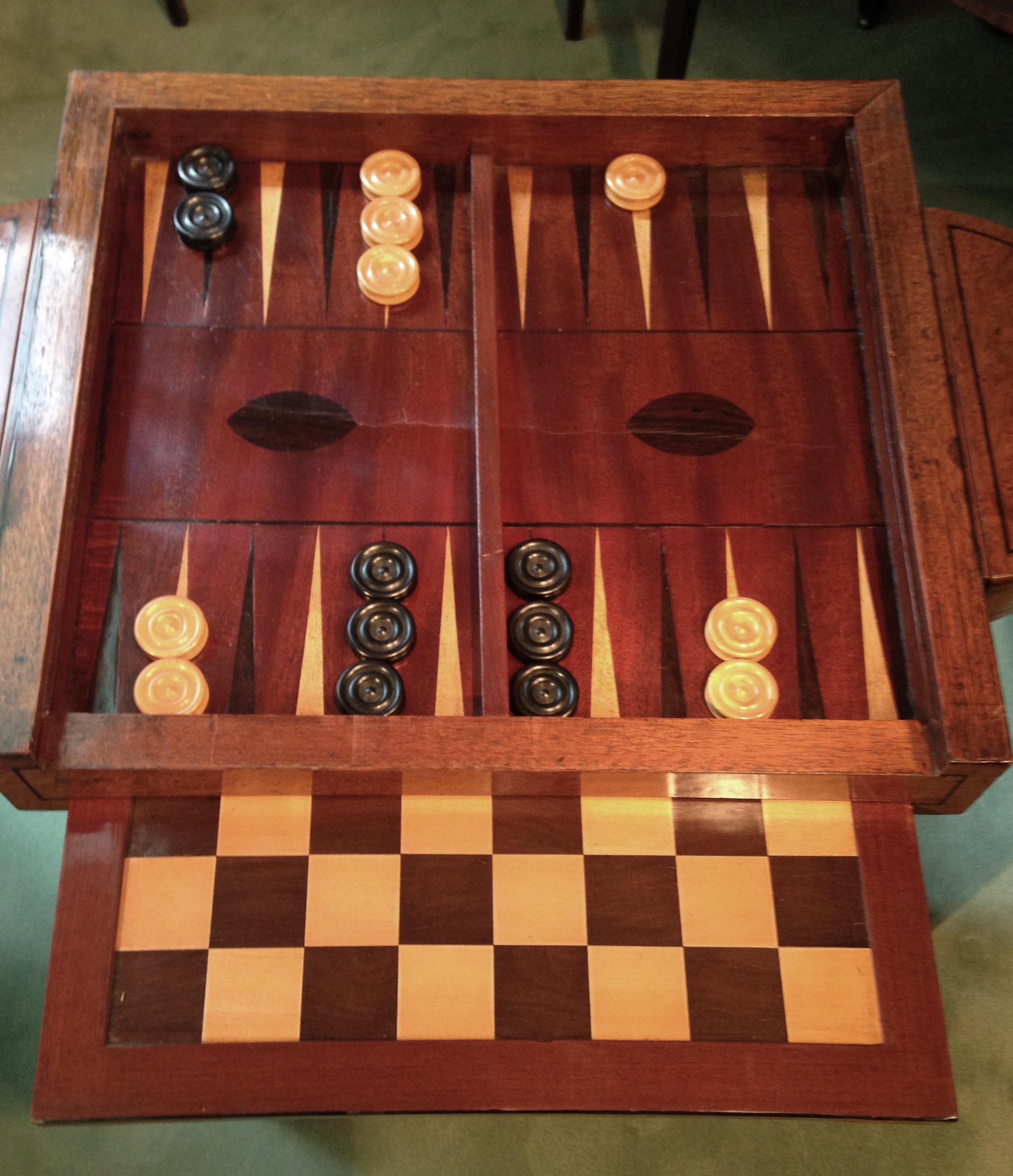 Eibenförmiger Arbeits- oder Spieltisch aus der Regency-Zeit des frühen 19. Jahrhunderts im Zustand „Gut“ im Angebot in London, GB