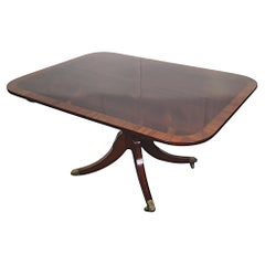 Table à rallonge en bois de rose de style Régence du début du XIXe siècle