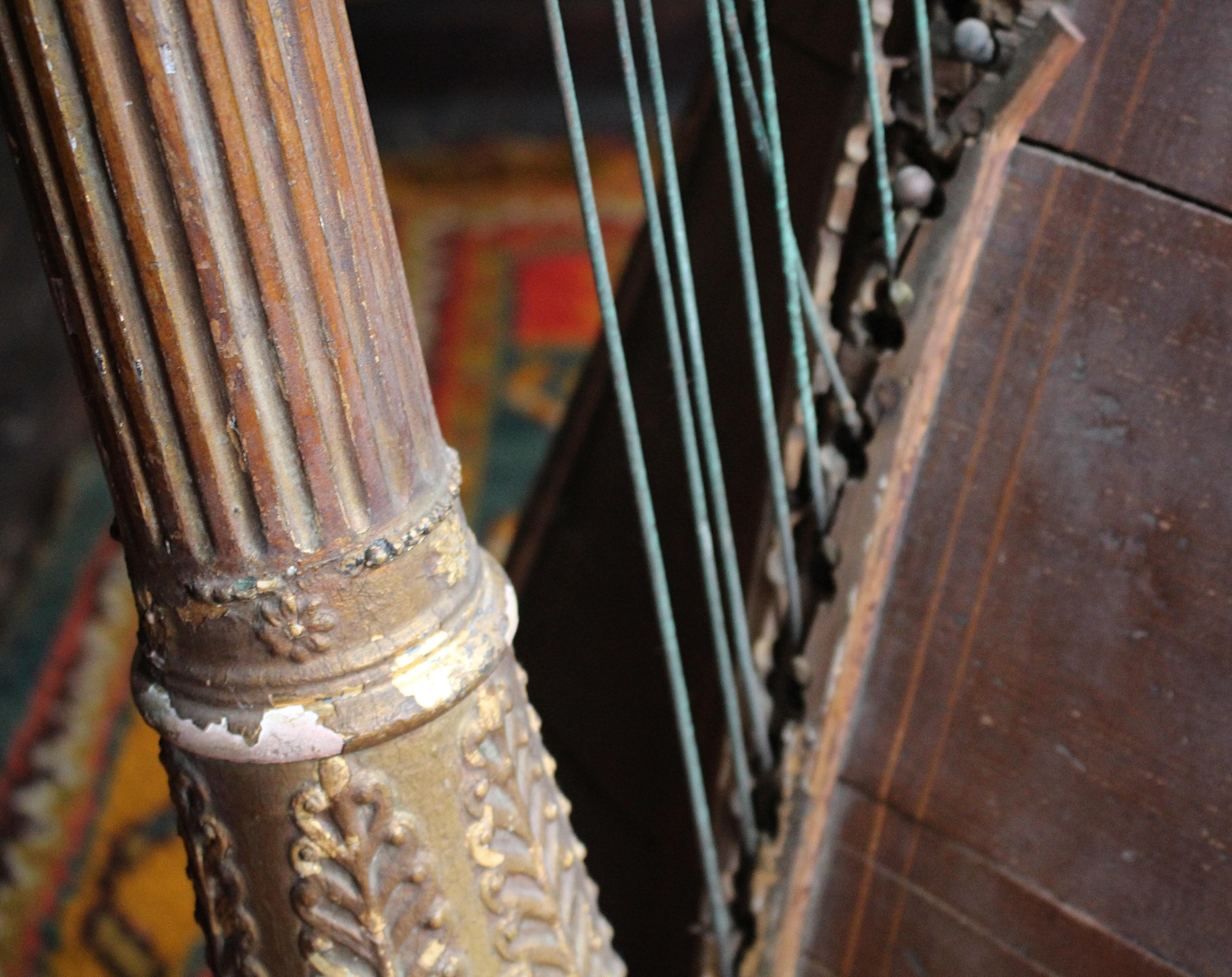 Arpa de madera dorada y satinada de la Regencia de principios del siglo XIX Casa de campo 1
