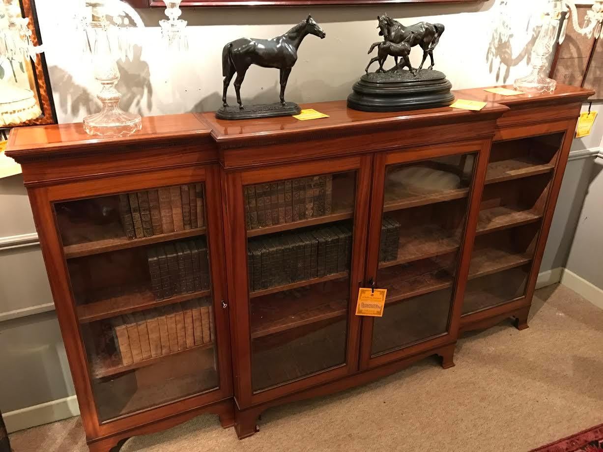 Bibliothèque à plancher vitré en bois satiné de style Régence du début du 19e siècle Bon état - En vente à Dublin 8, IE