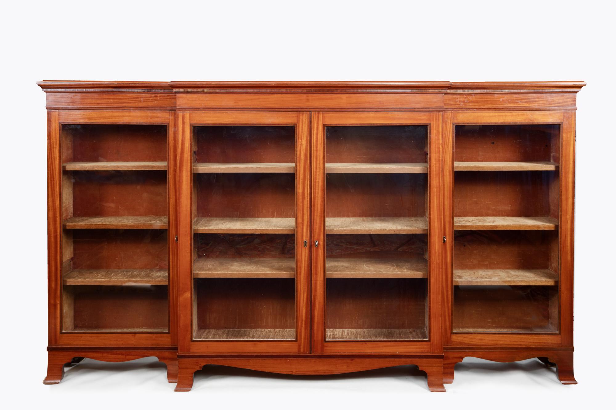 XIXe siècle Bibliothèque à plancher vitré en bois satiné de style Régence du début du 19e siècle en vente
