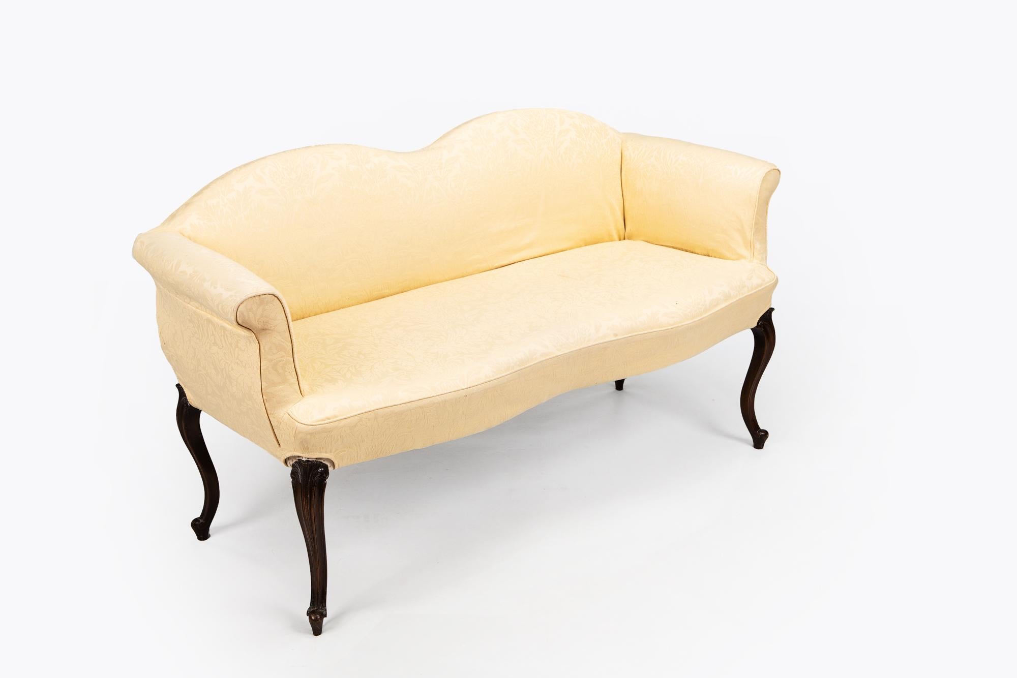Regency-Sofa des frühen 19. Jahrhunderts in der Art von George Hepplewhite, mit schlangenförmiger Rückenlehne, die sich über ausladenden Armen über einem schlangenförmigen Sitz erhebt, der von einem Cabriole-Bein getragen wird, das auf einem