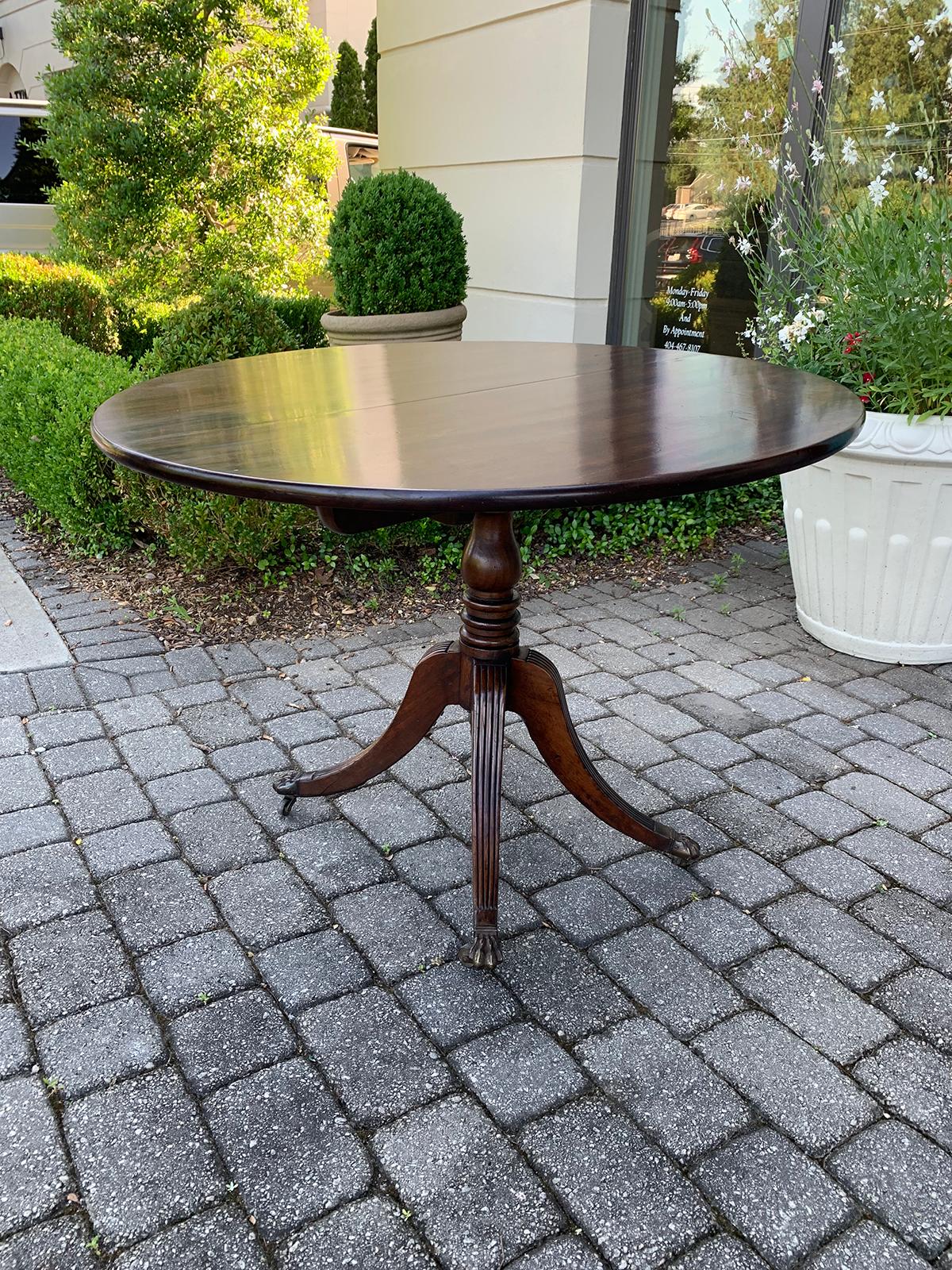 Early 19th Century Regency Style Round Mahogany Tilt-Top Pedestal Table In Good Condition In Atlanta, GA