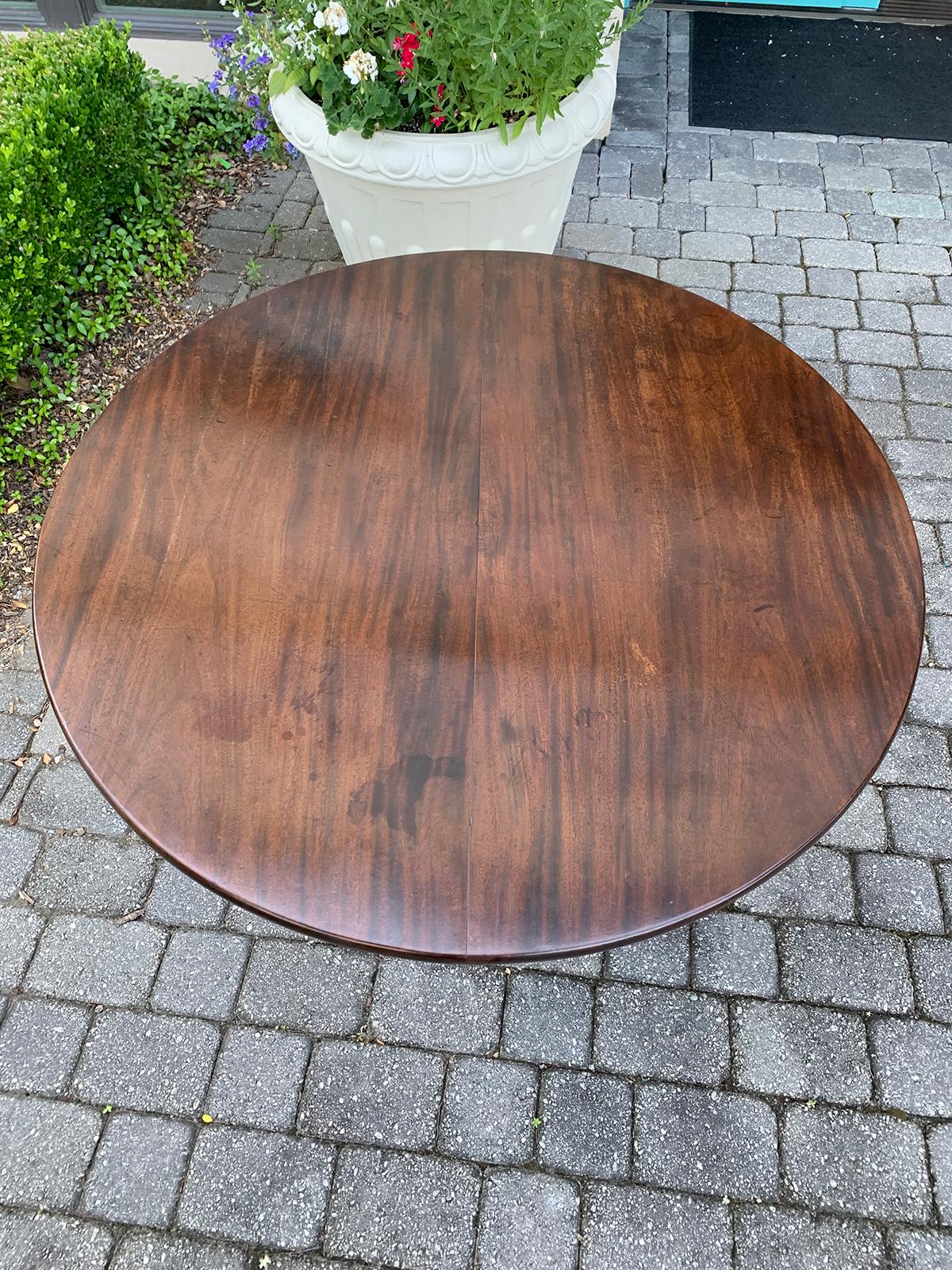 Wood Early 19th Century Regency Style Round Mahogany Tilt-Top Pedestal Table