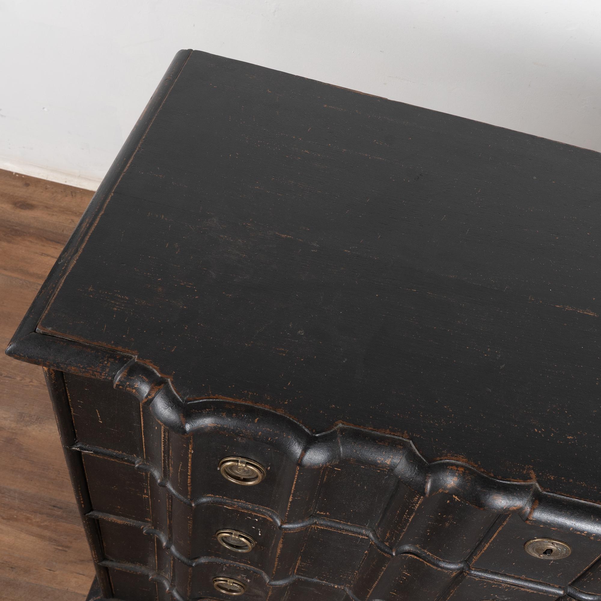 Ottone Cassettone rococò a quattro cassetti dipinto di nero, Danimarca, inizio XIX secolo in vendita
