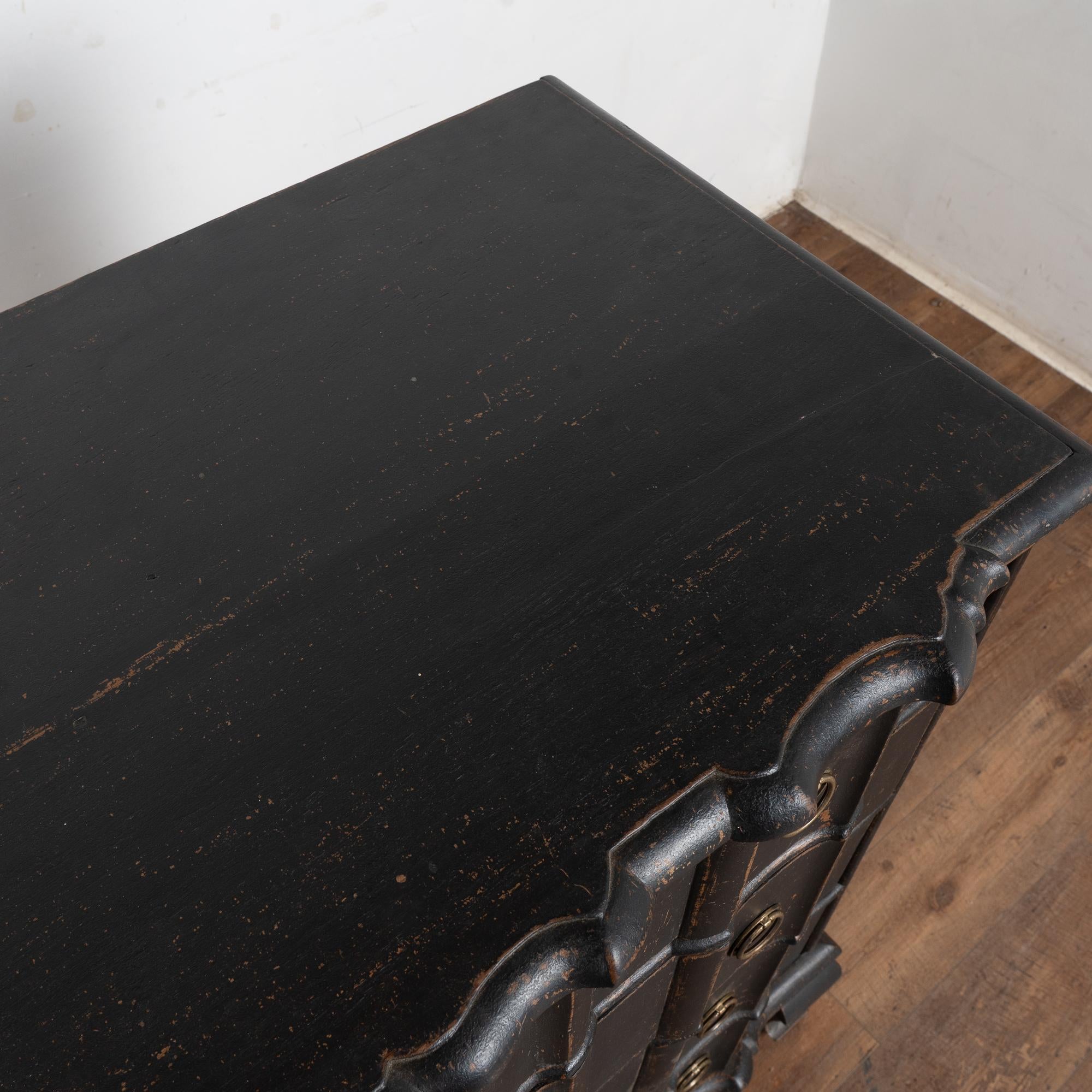 Cassettone rococò a quattro cassetti dipinto di nero, Danimarca, inizio XIX secolo in vendita 1