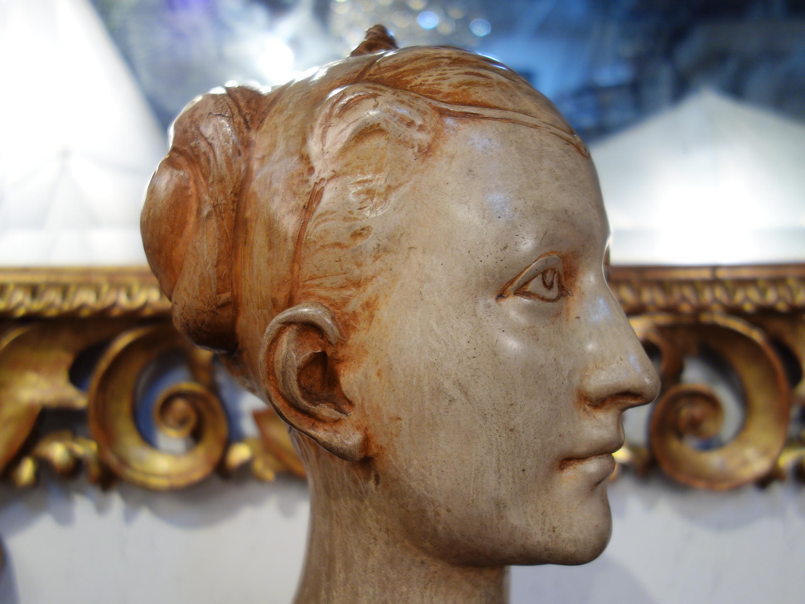Frühes 19. Jahrhundert Romantischer Stil Gemalte Dona-Büste Stuck:: Florenz:: um 1820 im Angebot 4