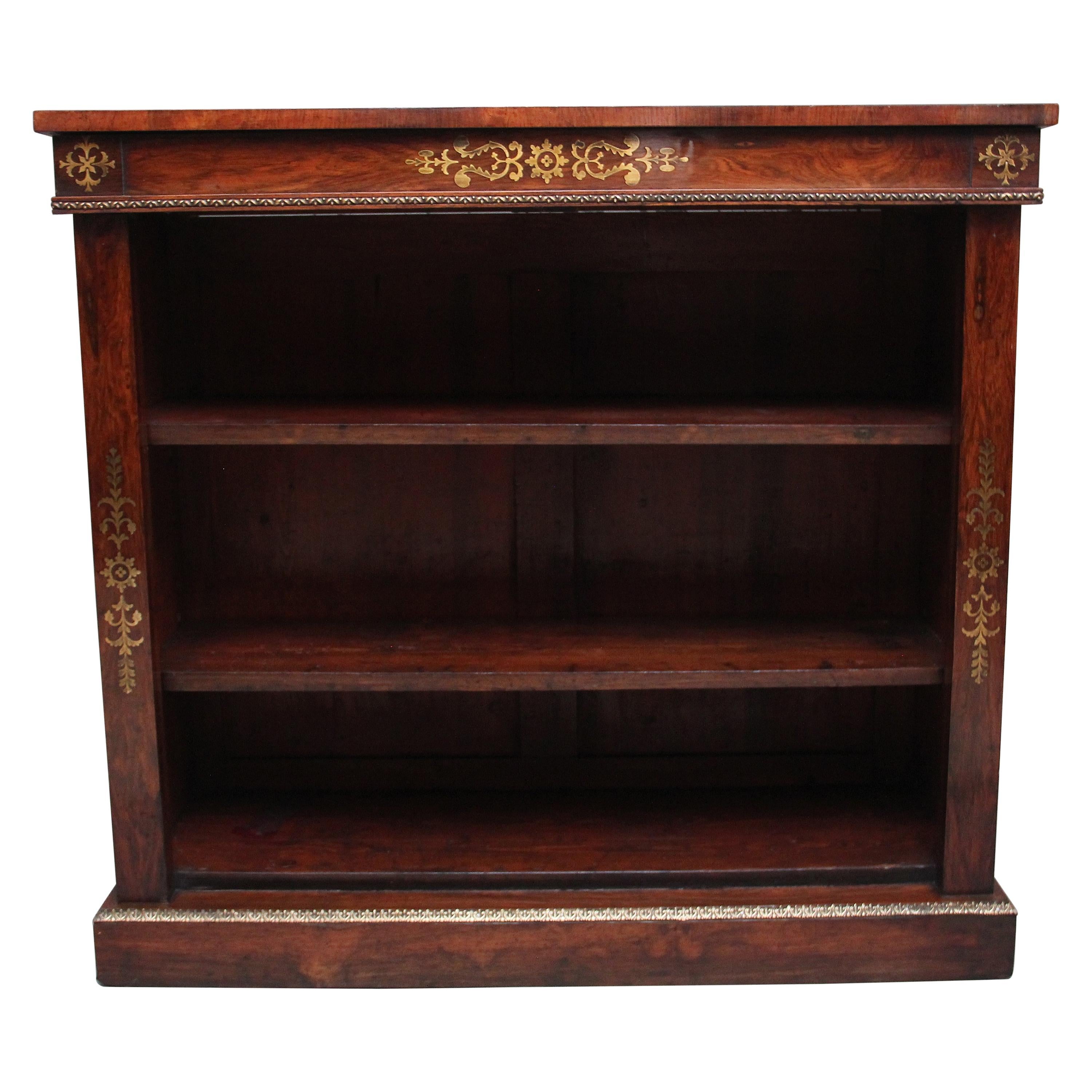 Bibliothèque ouverte en bois de rose et laiton incrusté du début du XIXe siècle en vente
