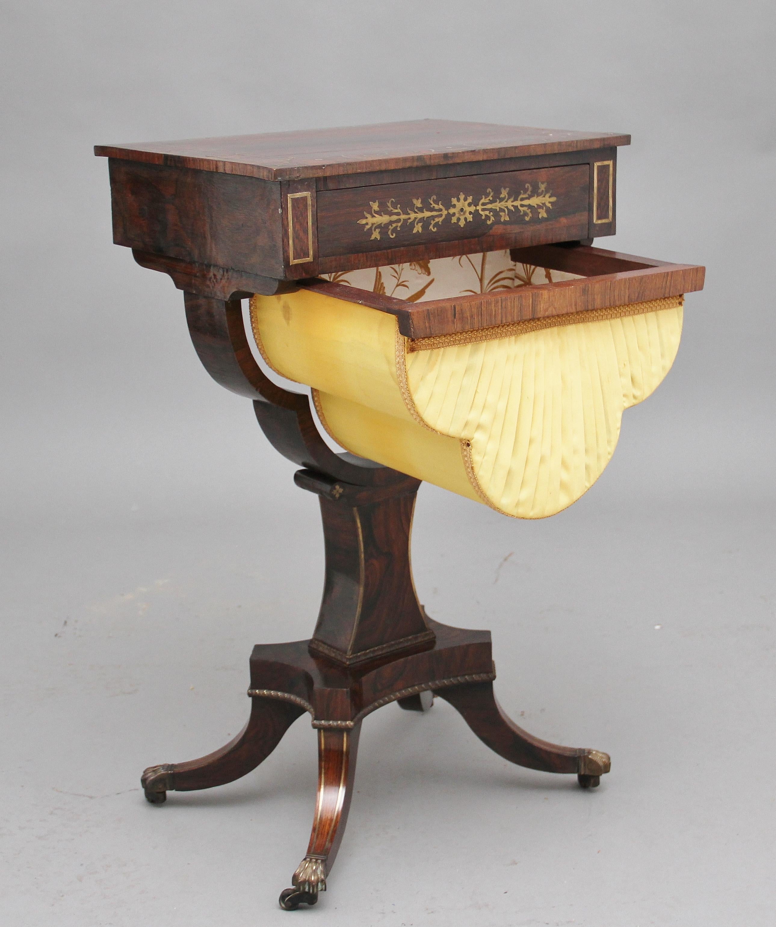 Table de travail du début du XIXe siècle en bois de rose et laiton marqueté, magnifique plateau en laiton marqueté avec divers motifs décoratifs, un seul tiroir en chêne avec décoration en laiton marqueté sur la façade du tiroir, sous un panier de