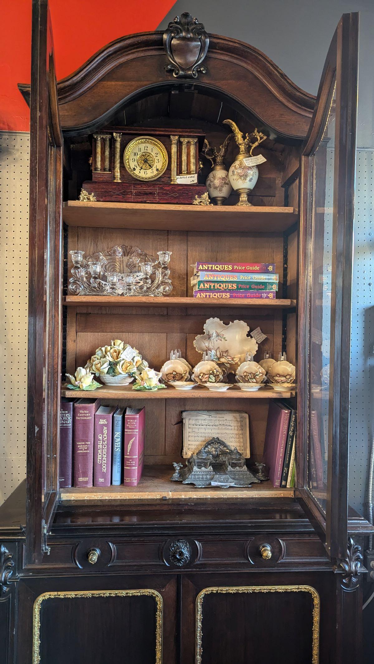 XIXe siècle Début du 19e siècle, bibliothèque à dessus bombé en bois de rose avec orme en laiton en vente