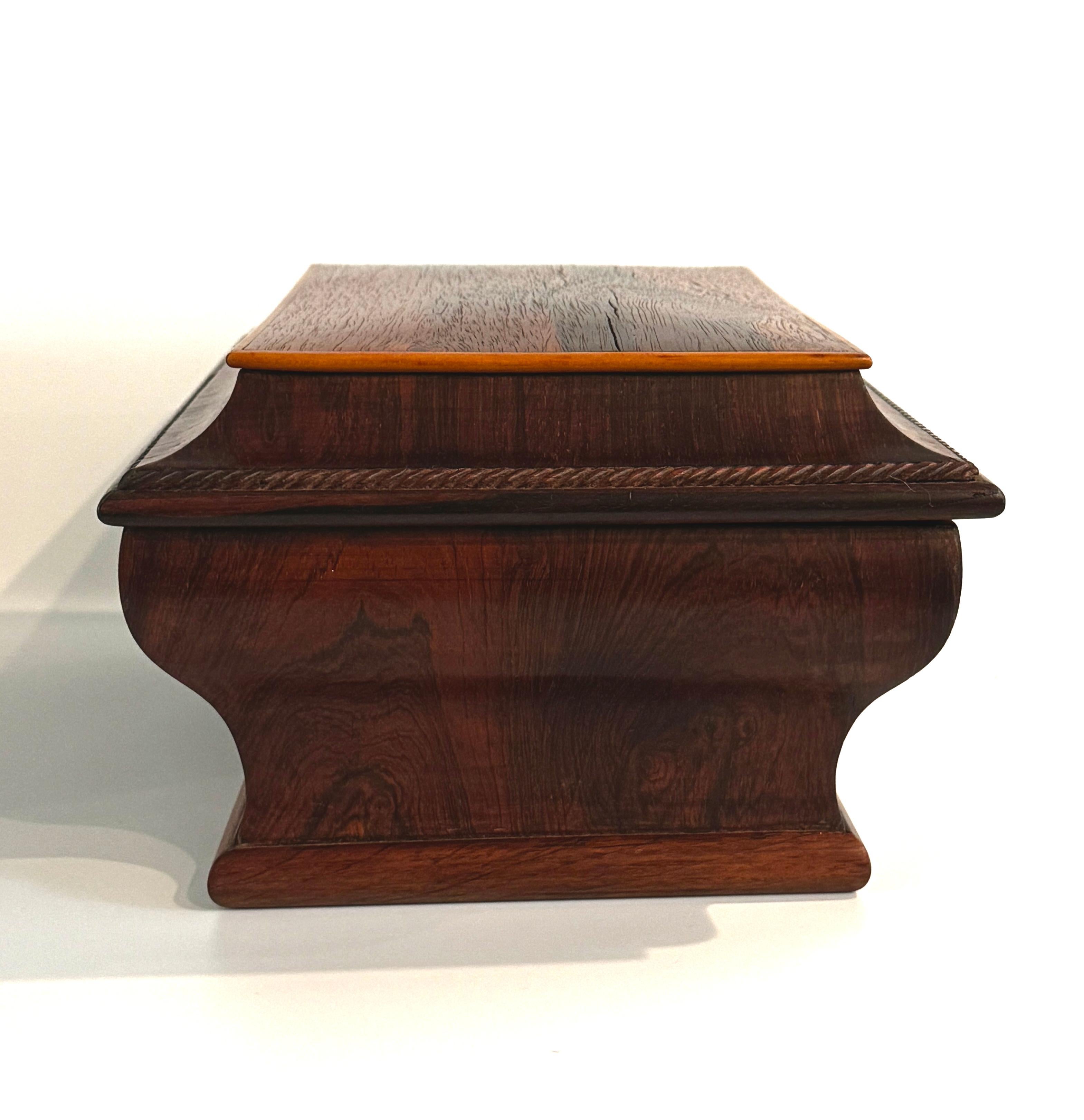 Regency Scatola da cucito a forma di sarcofago in legno di palissandro dell'inizio del XIX secolo in vendita
