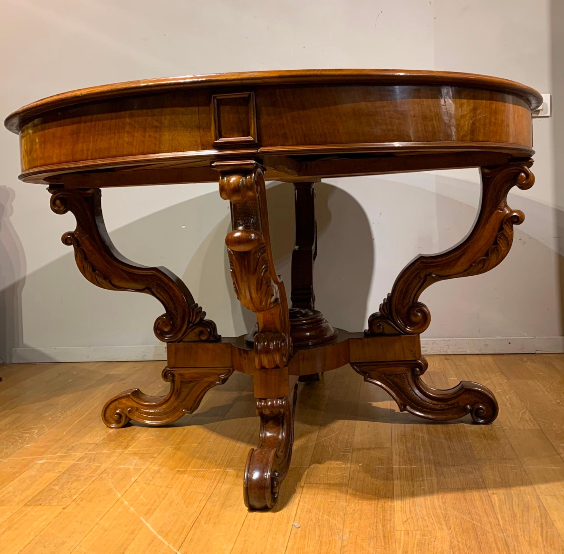 Walnut Early 19th Century Round Center Table, Charles X