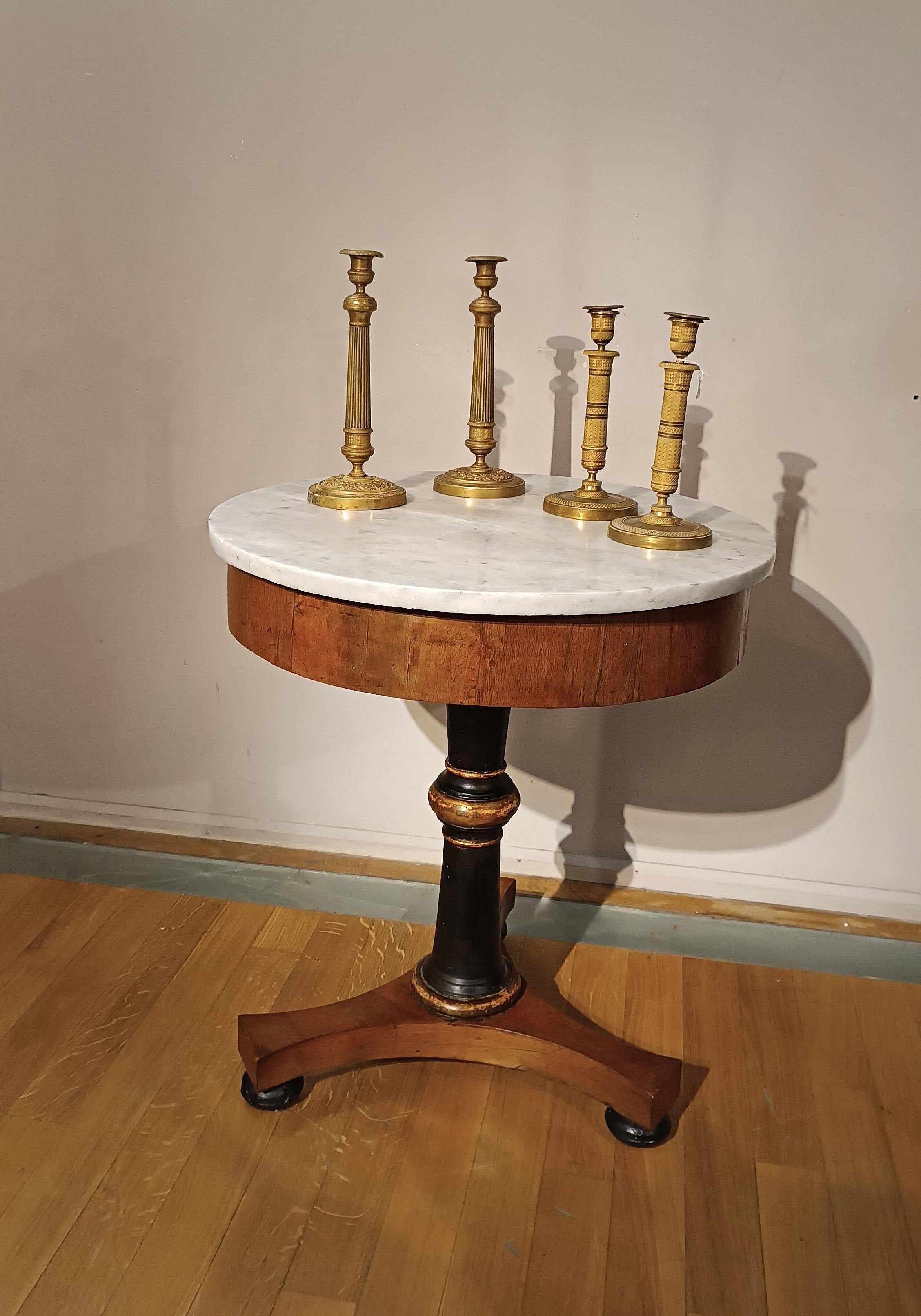 EARLY 19th CENTURY ROUND WALNUT TABLE WITH MARBLE TOP  For Sale 2