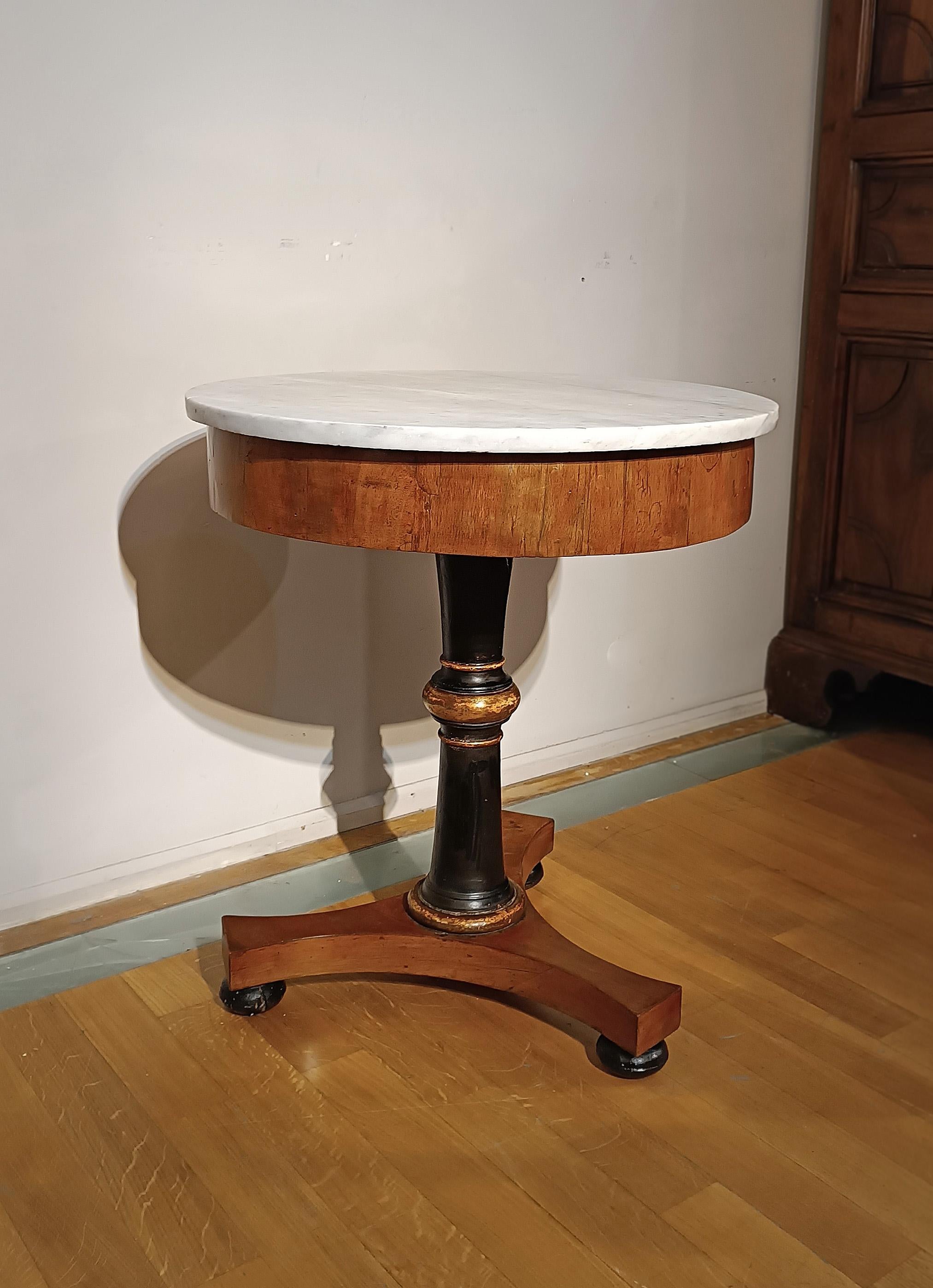 Empire EARLY 19th CENTURY ROUND WALNUT TABLE WITH MARBLE TOP  For Sale