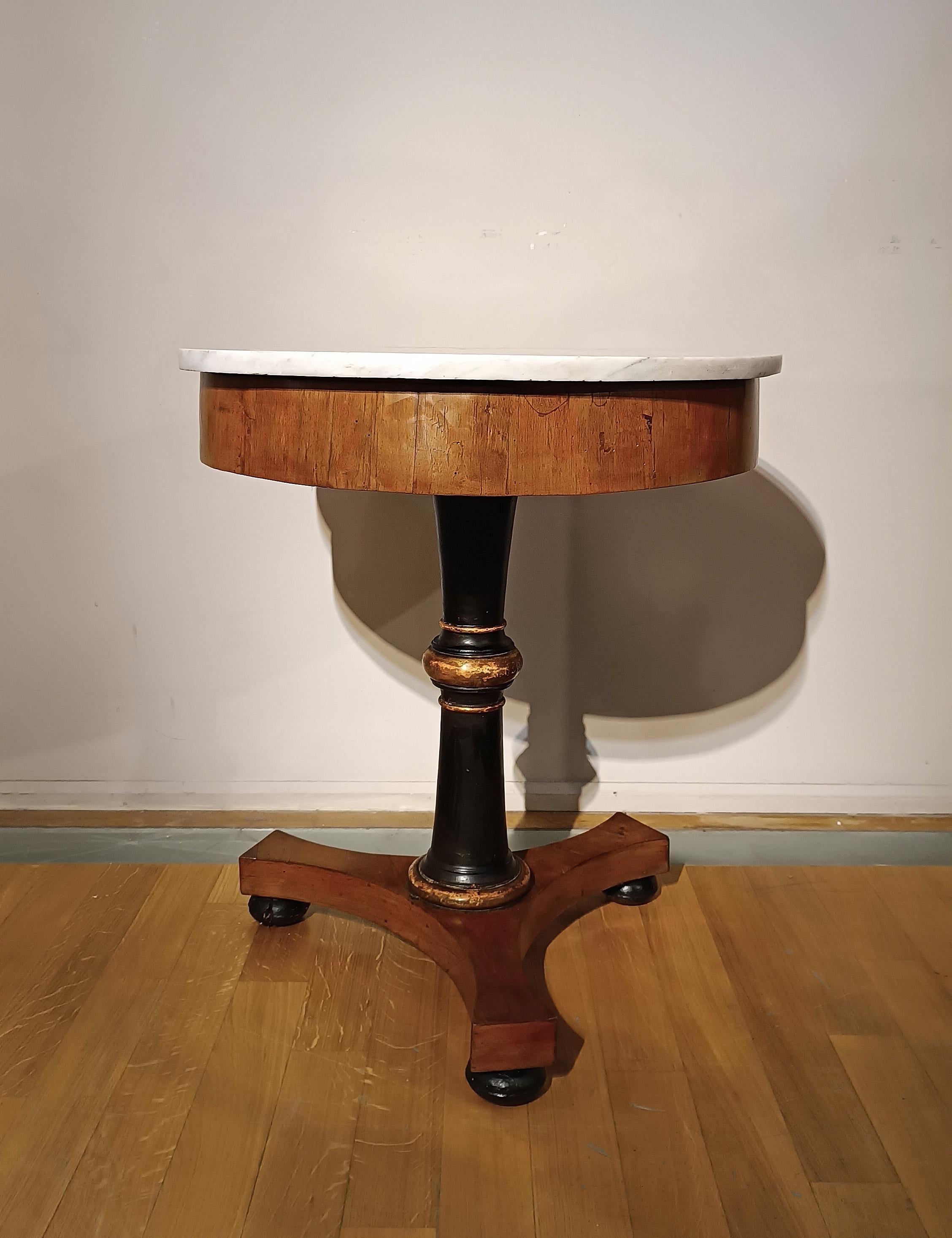 Italian EARLY 19th CENTURY ROUND WALNUT TABLE WITH MARBLE TOP  For Sale