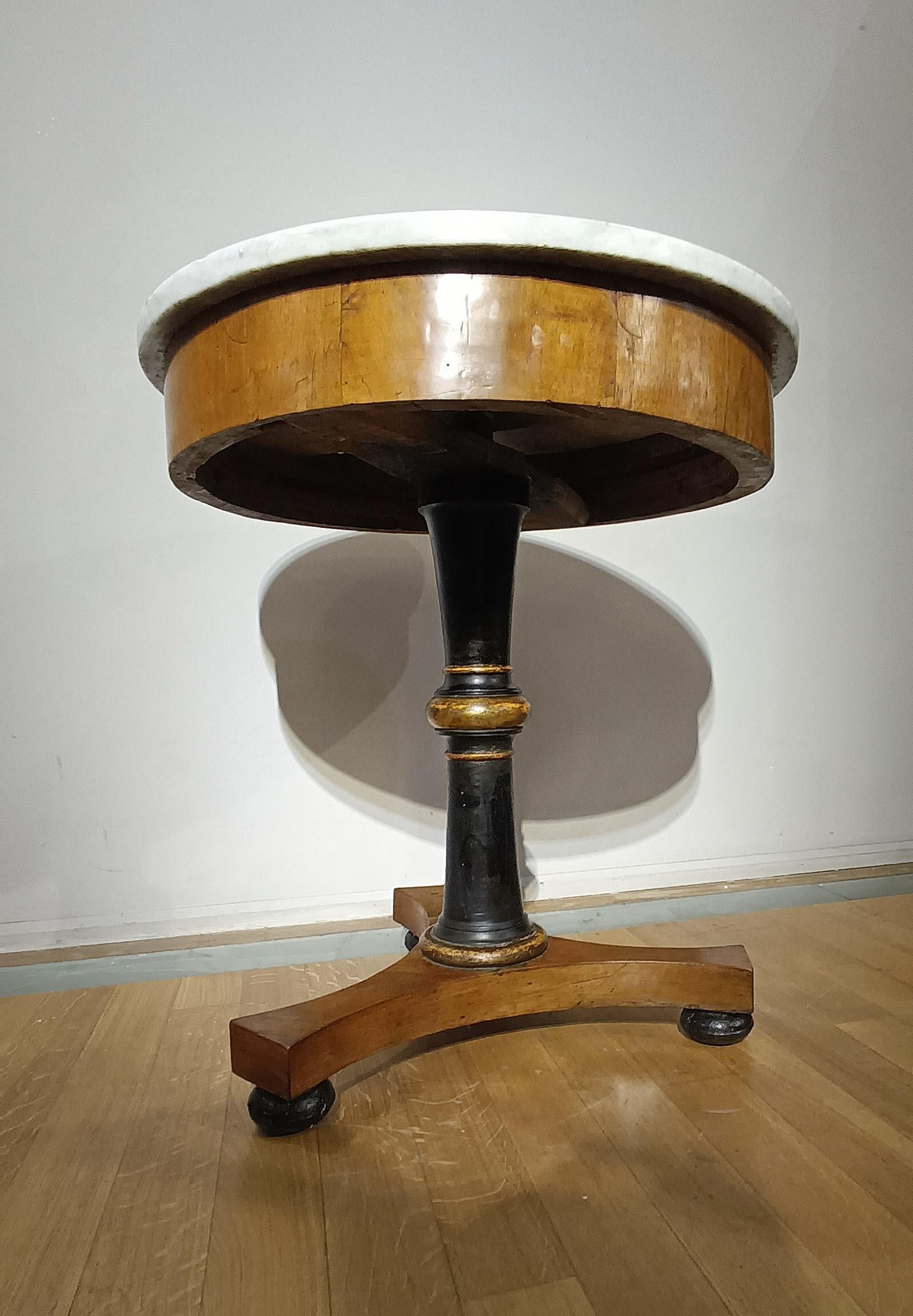 Hand-Carved EARLY 19th CENTURY ROUND WALNUT TABLE WITH MARBLE TOP  For Sale