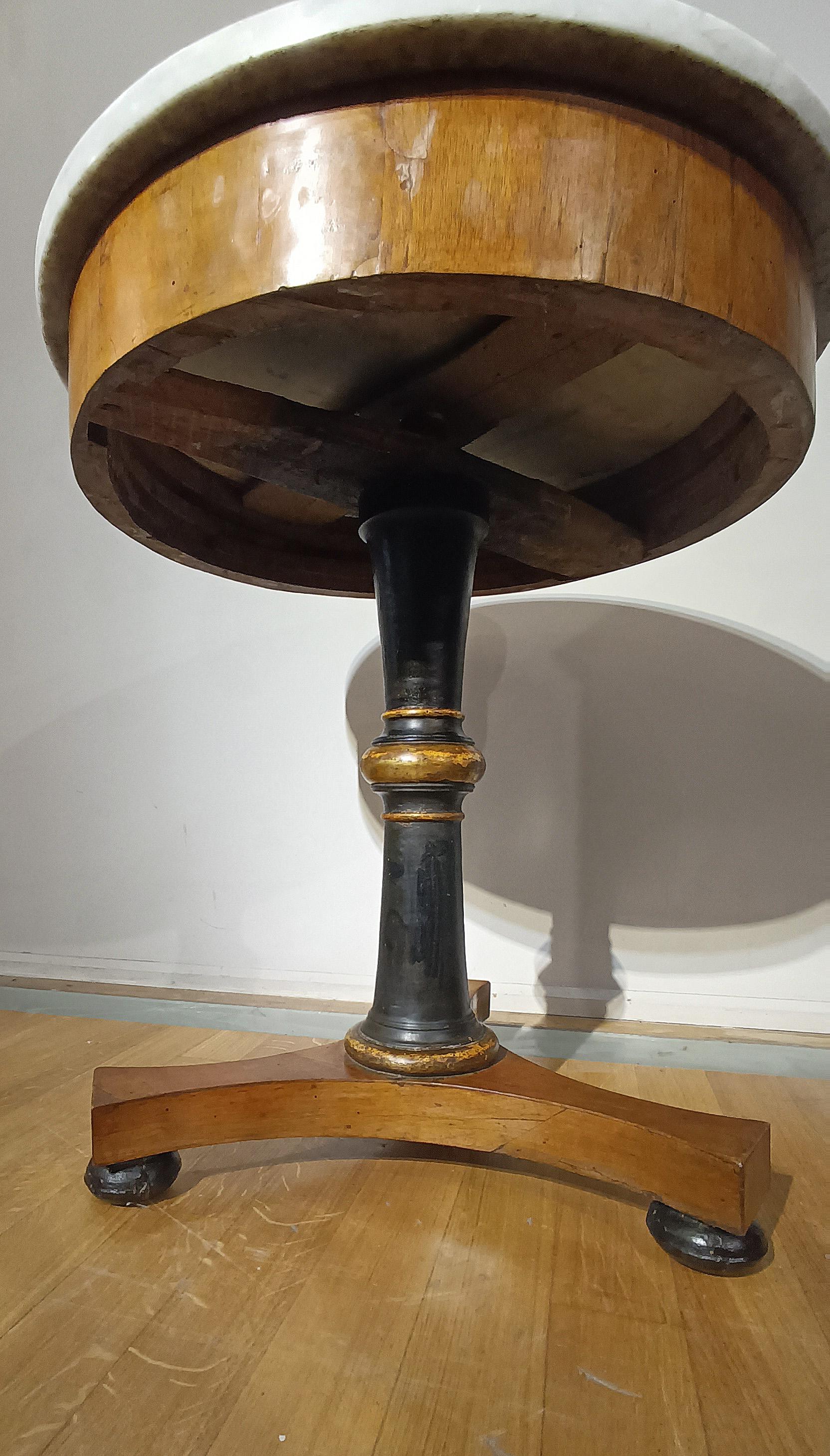 EARLY 19th CENTURY ROUND WALNUT TABLE WITH MARBLE TOP  In Good Condition For Sale In Firenze, FI
