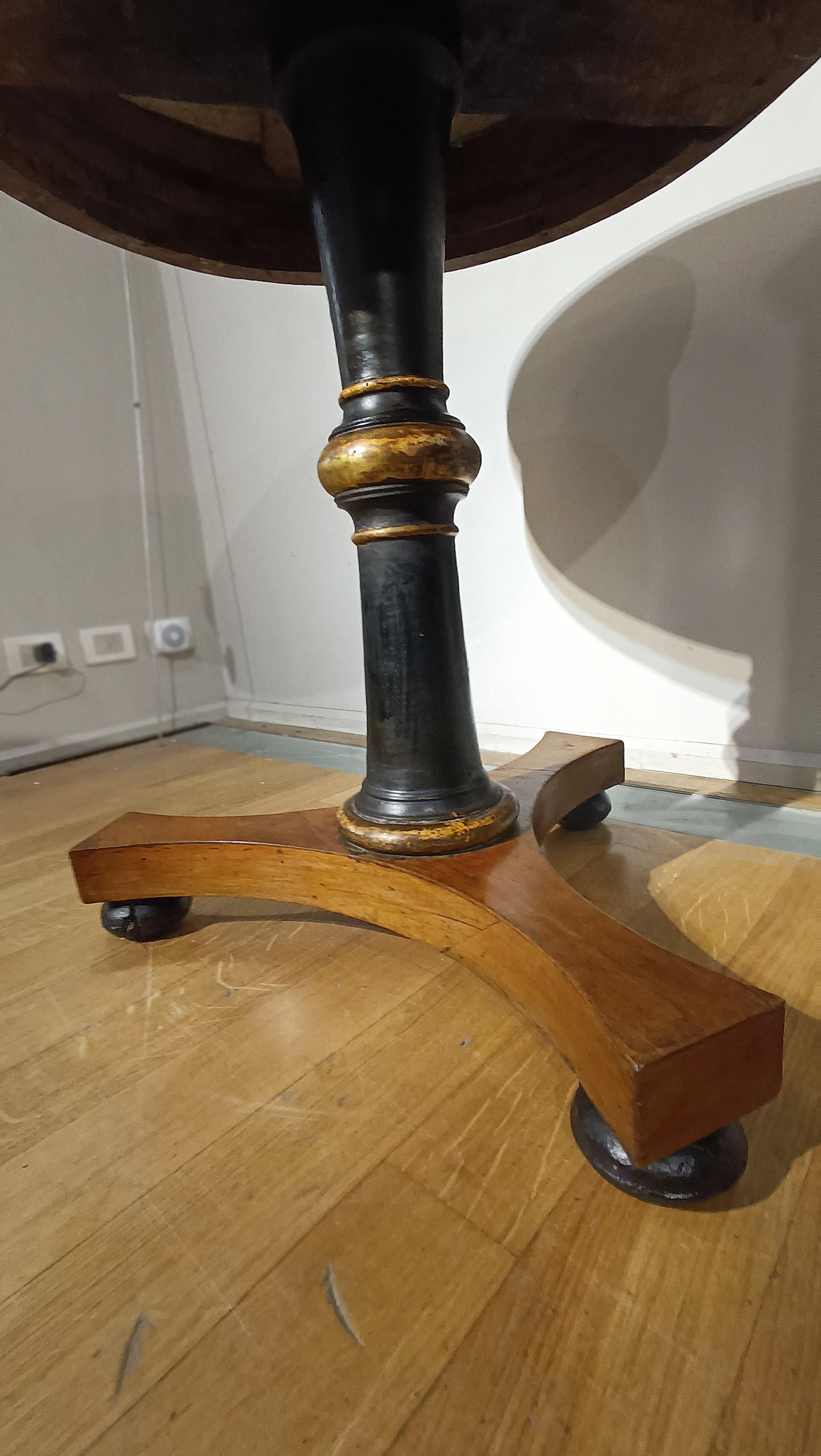 19th Century EARLY 19th CENTURY ROUND WALNUT TABLE WITH MARBLE TOP  For Sale