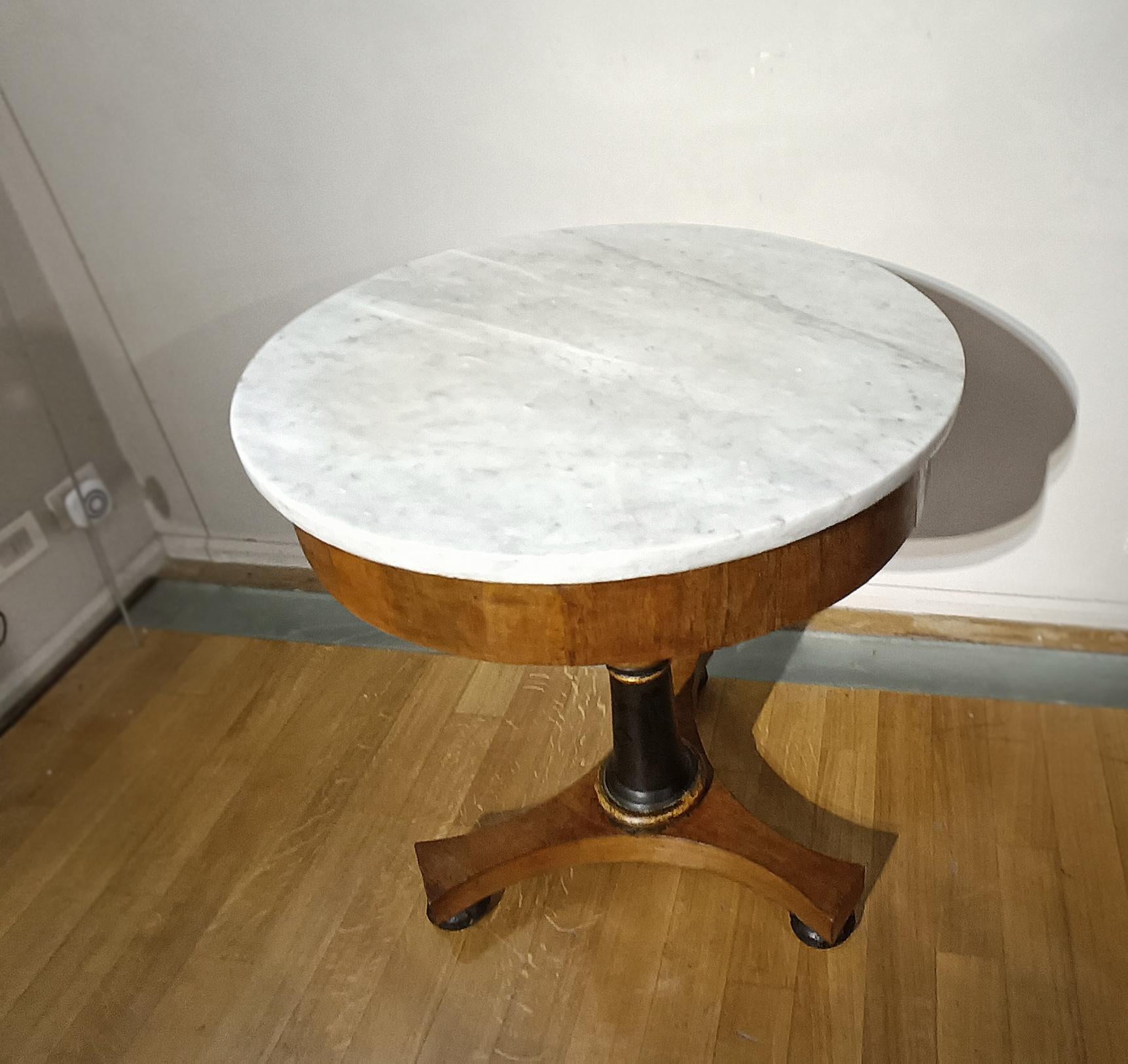 Carrara Marble EARLY 19th CENTURY ROUND WALNUT TABLE WITH MARBLE TOP  For Sale