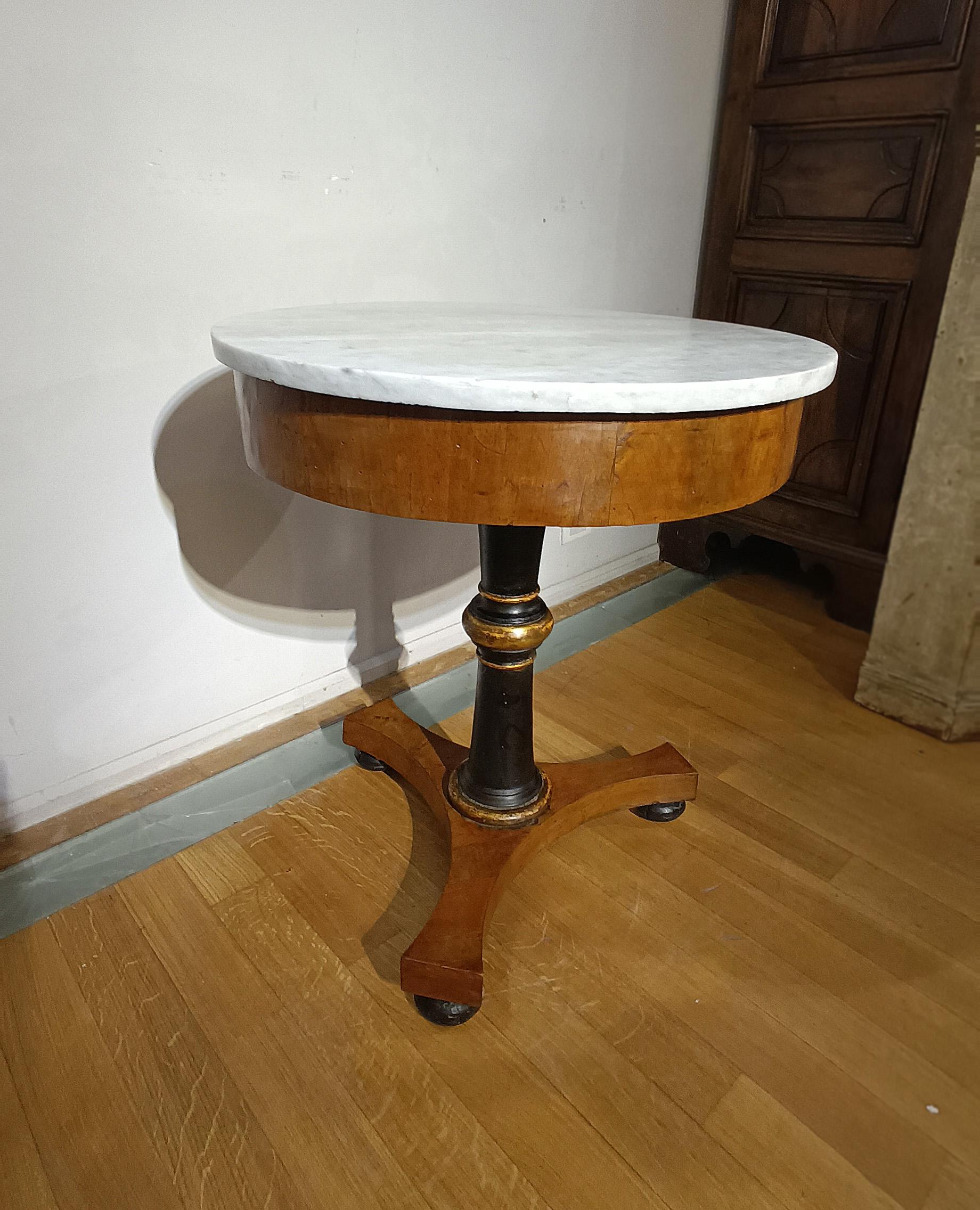 EARLY 19th CENTURY ROUND WALNUT TABLE WITH MARBLE TOP  For Sale 1