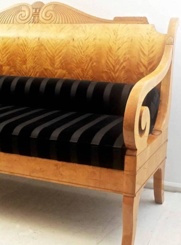 Canapé Biedermeier russe du début du 19ème siècle en bois de bouleau.