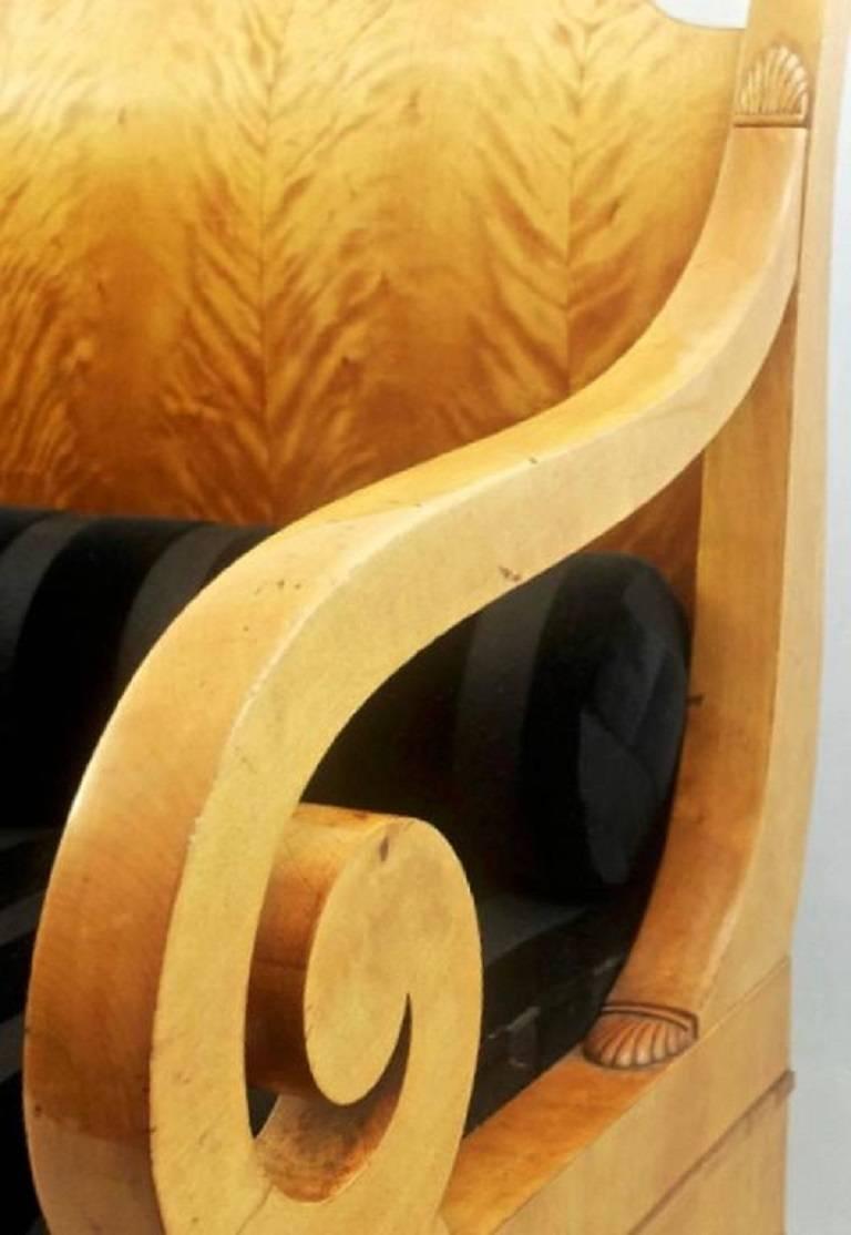 Russisches Biedermeier-Sofa aus Birkenholz aus dem frühen 19. Jahrhundert, neu gepolstert im Zustand „Gut“ im Angebot in Brussels, BE