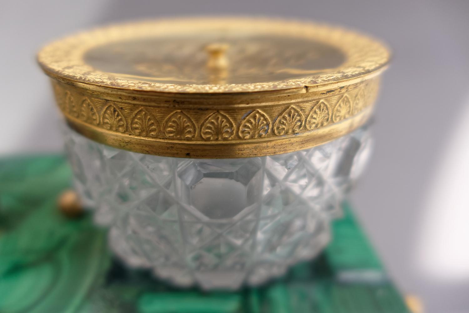 Doré Encrier en forme de cygne de l'Empire russe en malachite et bronze doré du début du XIXe siècle en vente