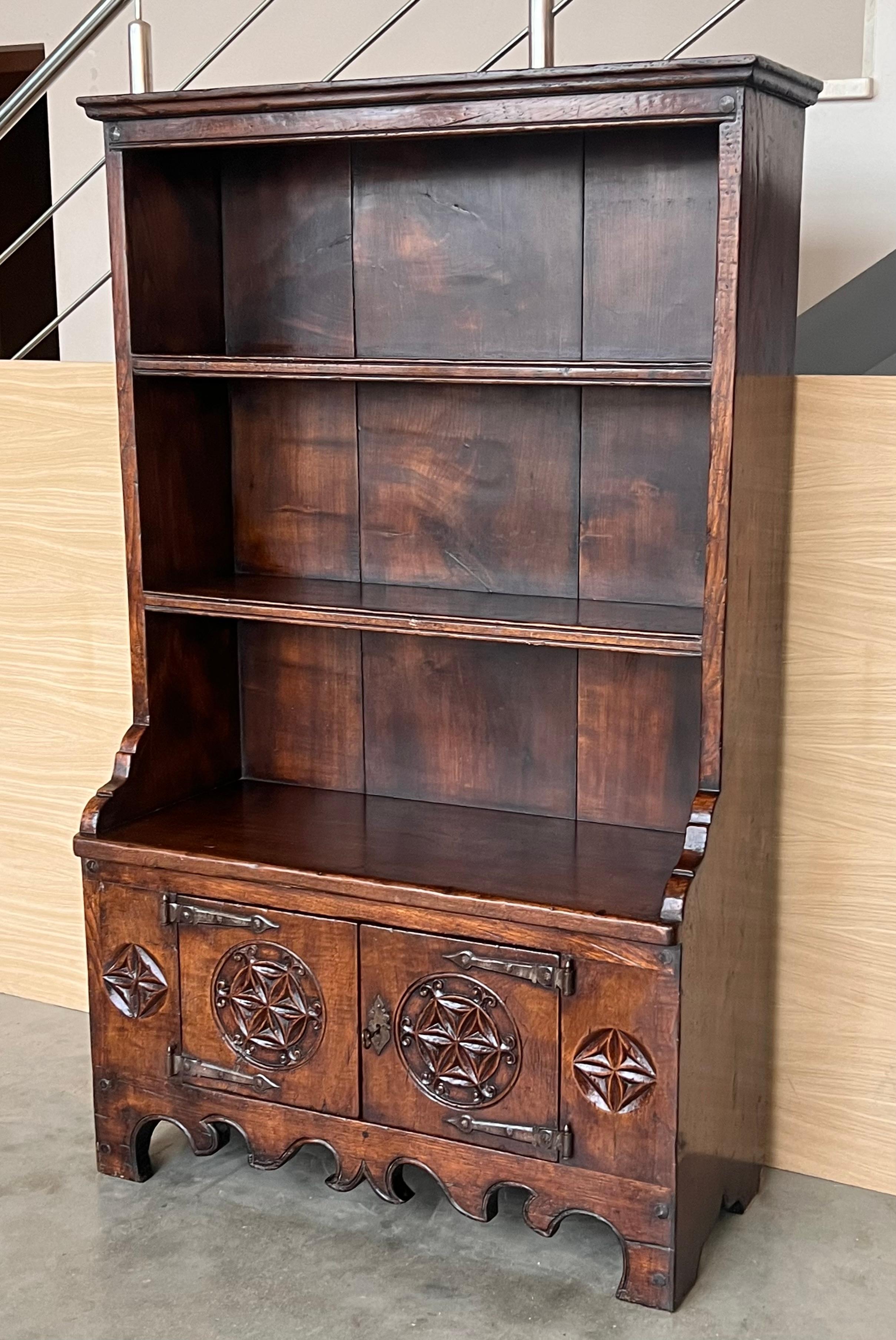 Early 19th Century Rustic-Country Spanish Open Bookcase with Gothic Reliefs In Good Condition For Sale In Miami, FL