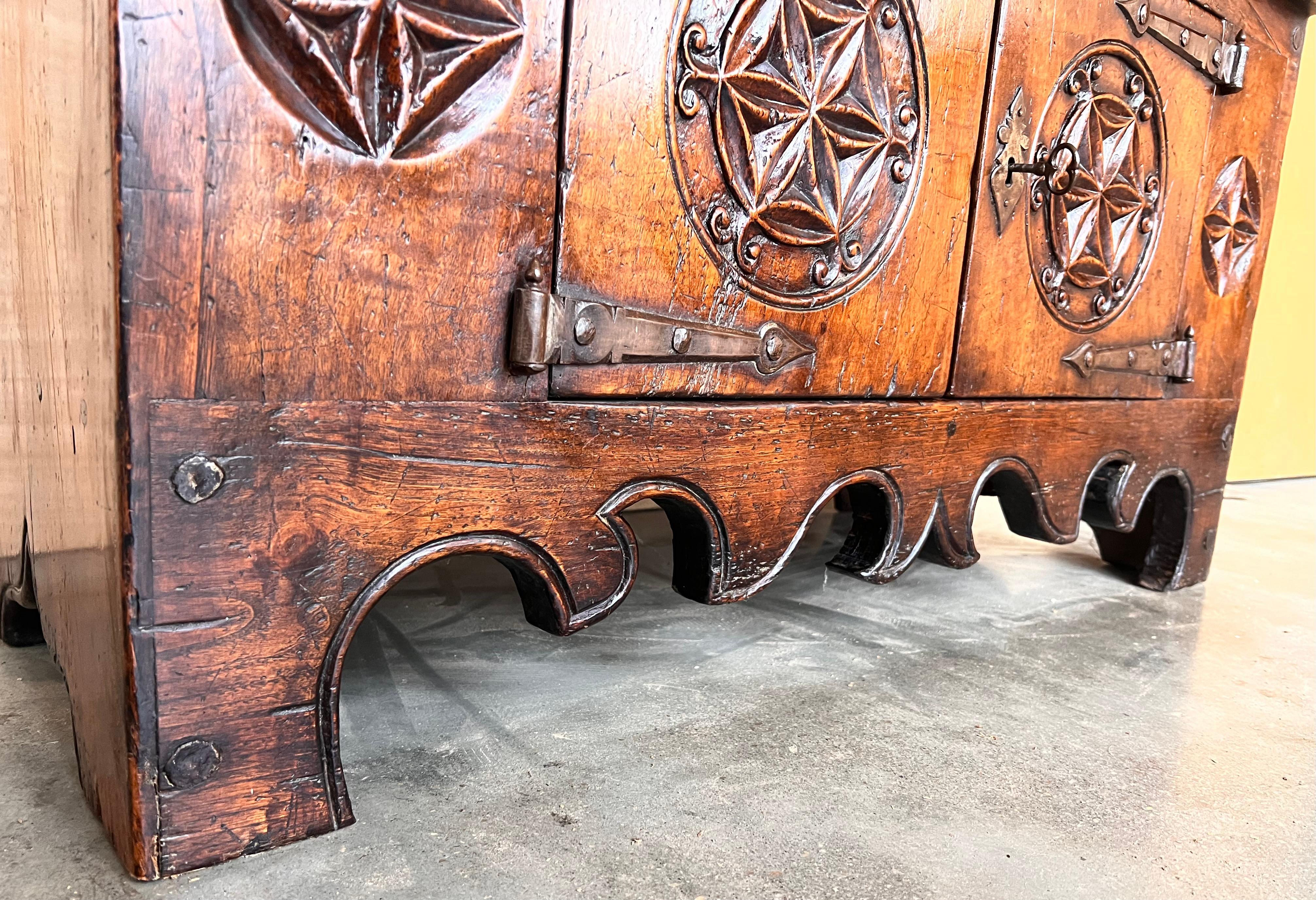 Early 19th Century Rustic-Country Spanish Open Bookcase with Gothic Reliefs For Sale 4