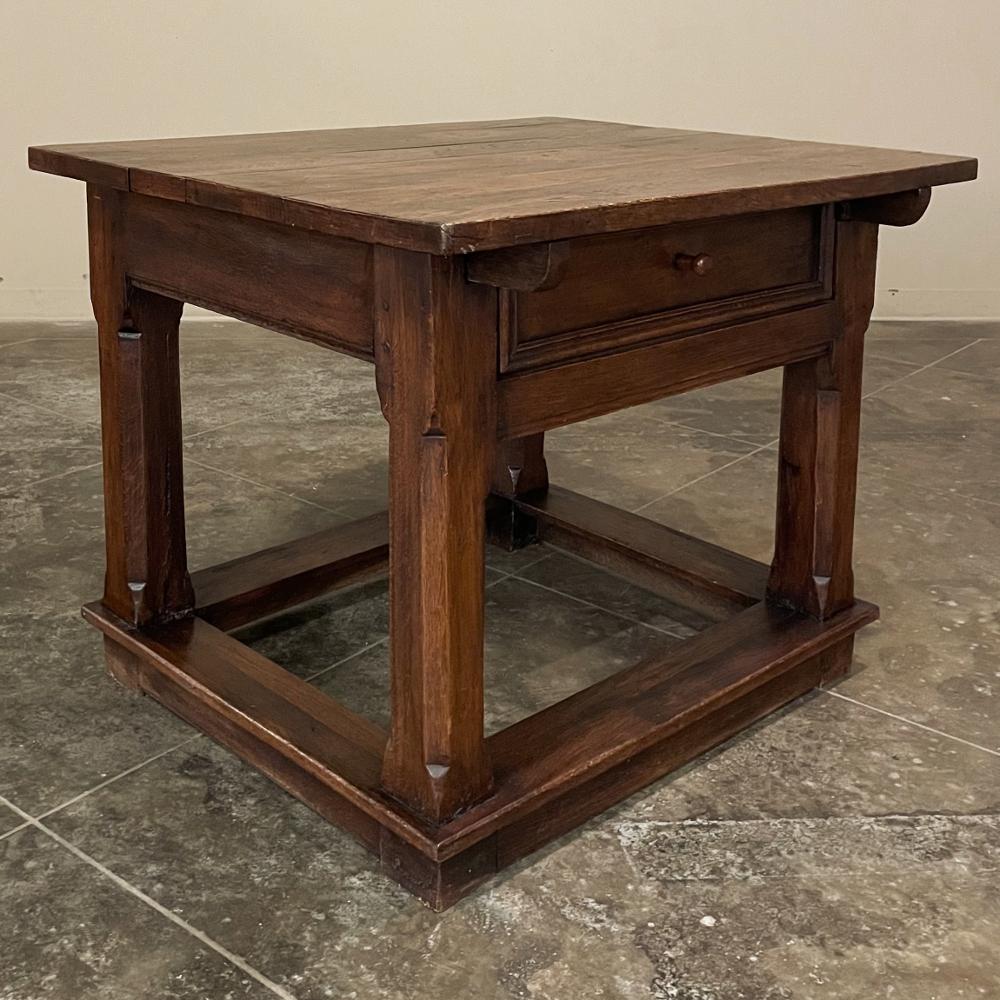 Fait main Table d'appoint en chêne rustique hollandais du début du 19e siècle en vente