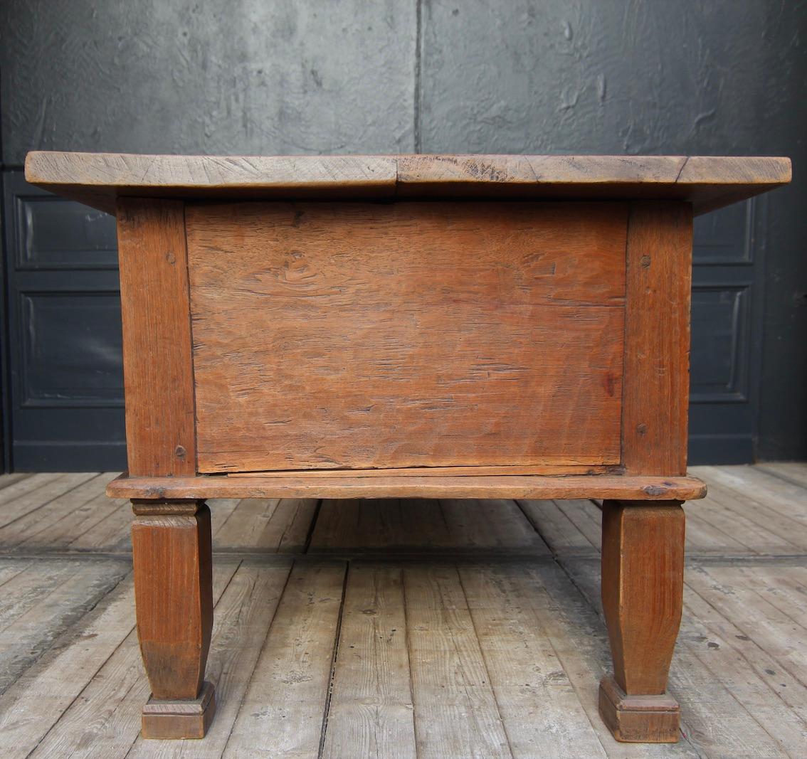 Early 19th Century Rustic Kitchen Prep Table or Kitchen Island In Good Condition In Dusseldorf, DE