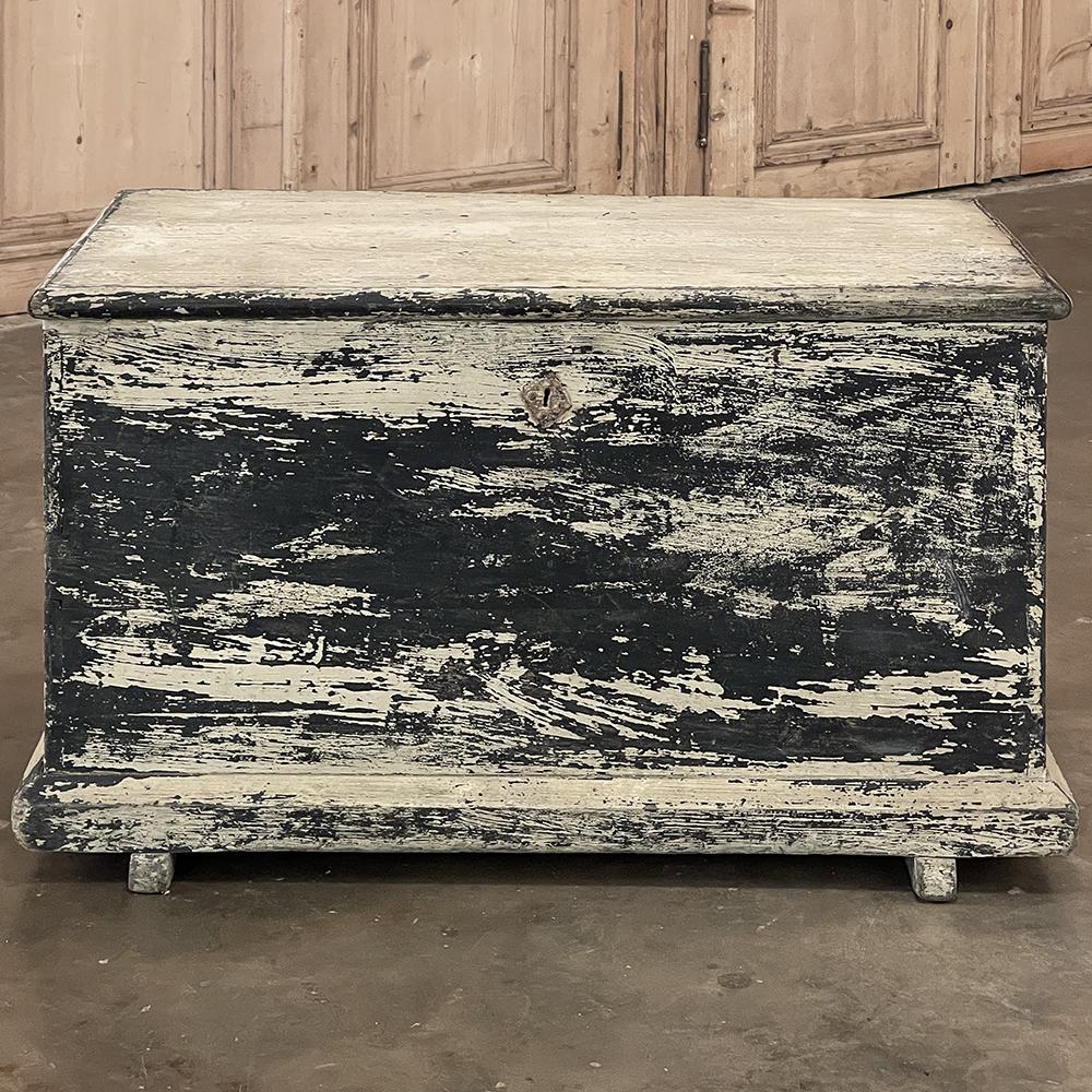 Early 19th Century Rustic Swedish Painted Trunk ~ Blanket Chest ~ Coffee Table wird eine charmante Ergänzung zu Ihrem lässigen Dekor machen!  Die schwedischen Exemplare wurden aus massiven Brettern aus einheimischem, altem Kiefernholz gefertigt, das