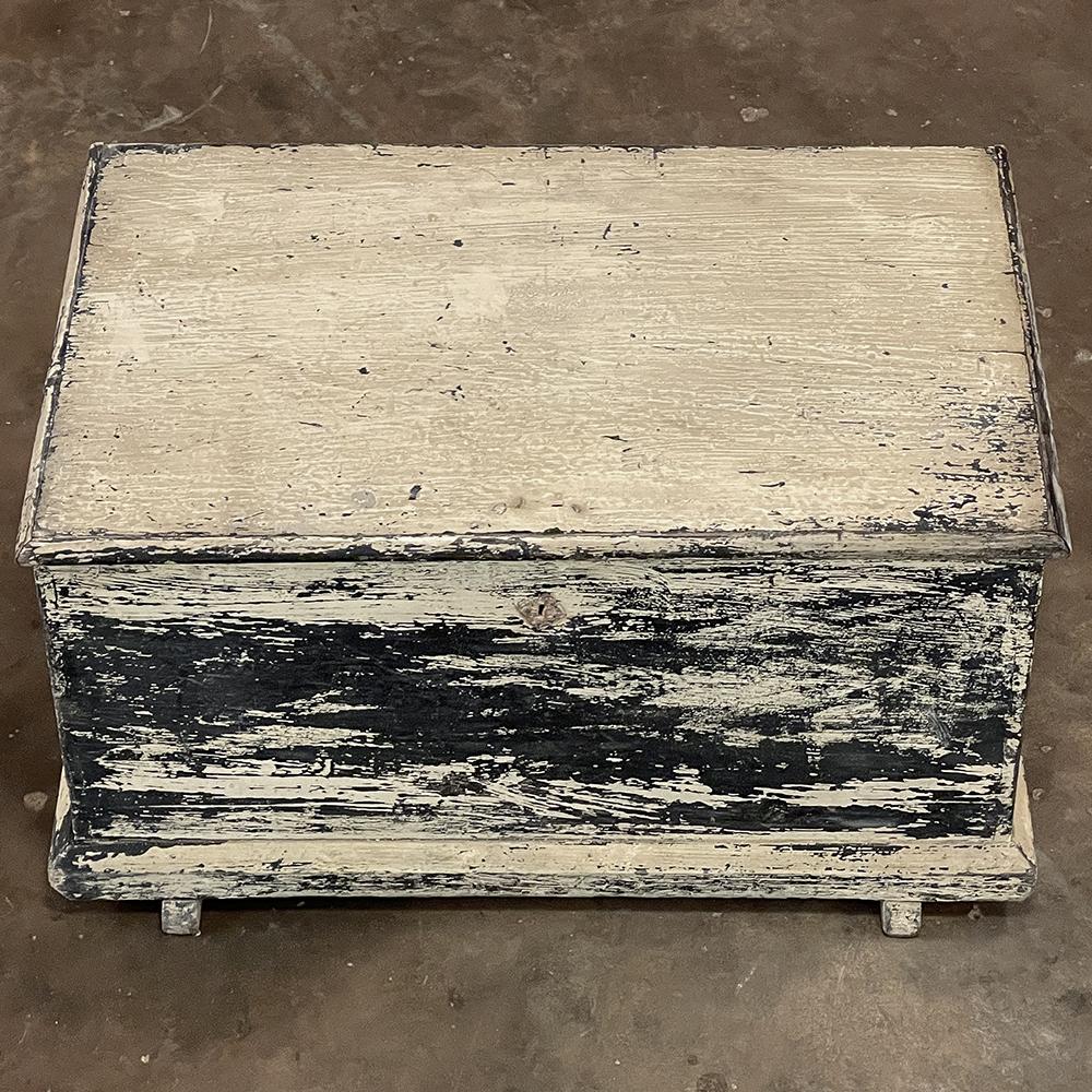 Early 19th Century Rustic Swedish Painted Trunk ~ Blanket Chest ~ Coffee Table In Good Condition For Sale In Dallas, TX