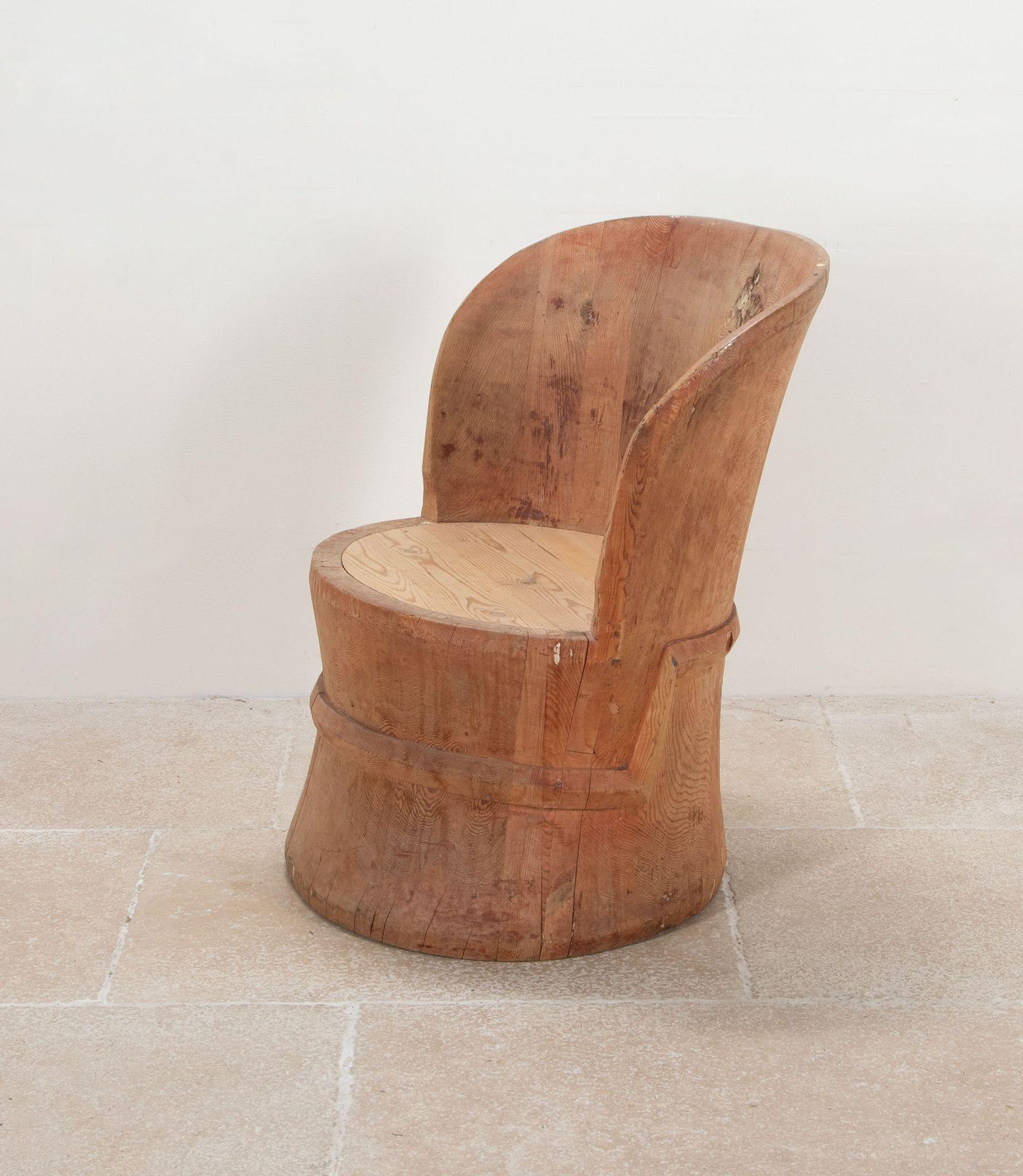 Grande chaise d'art populaire scandinave du 19e siècle en forme de Kubbestol (chaise en rondins). 
Une merveilleuse pièce du patrimoine rural scandinave. 
Siège remplacé.