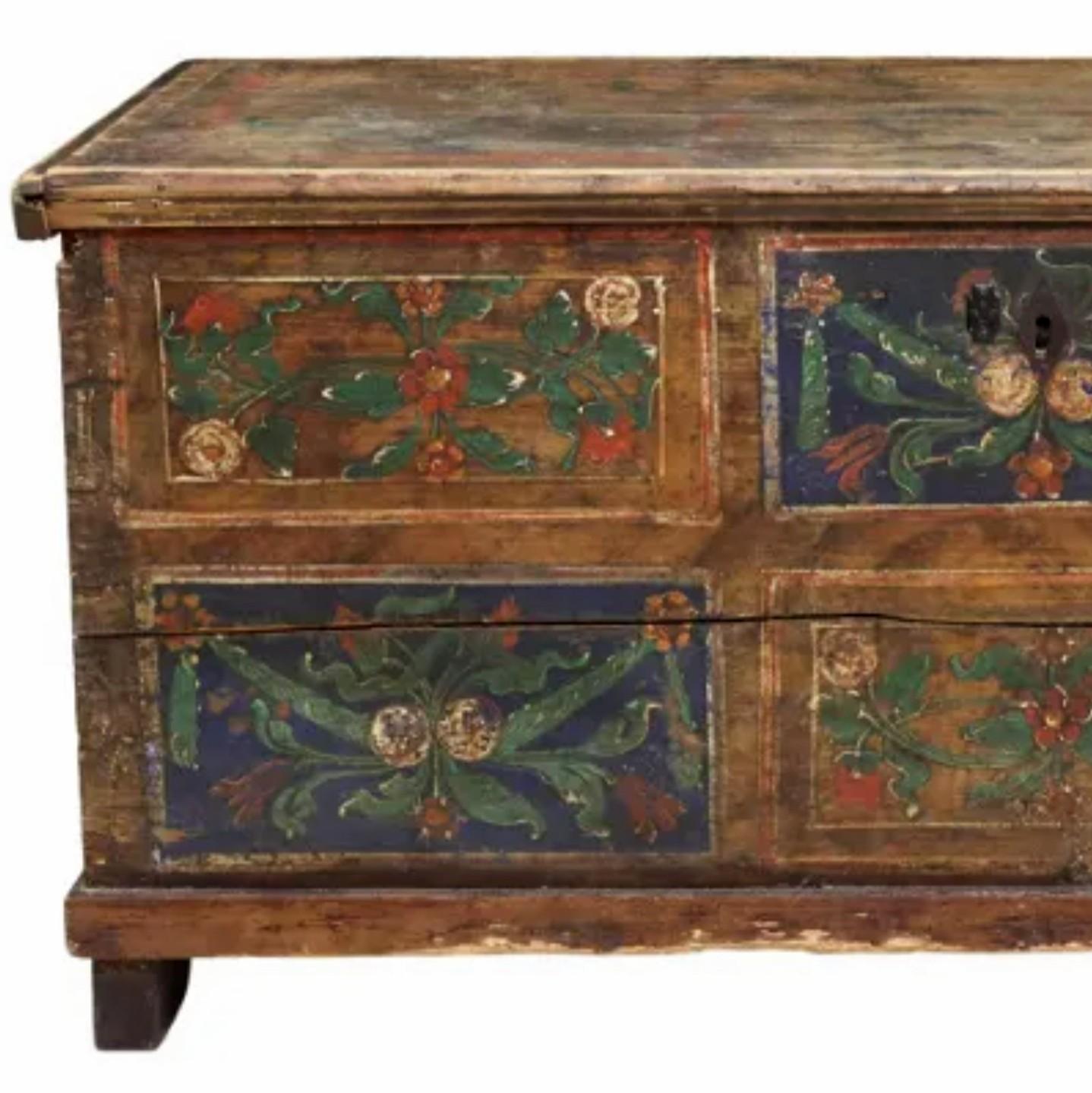 Early 19th Century Scandinavian Hand-Painted Pine Blanket Chest For Sale 5