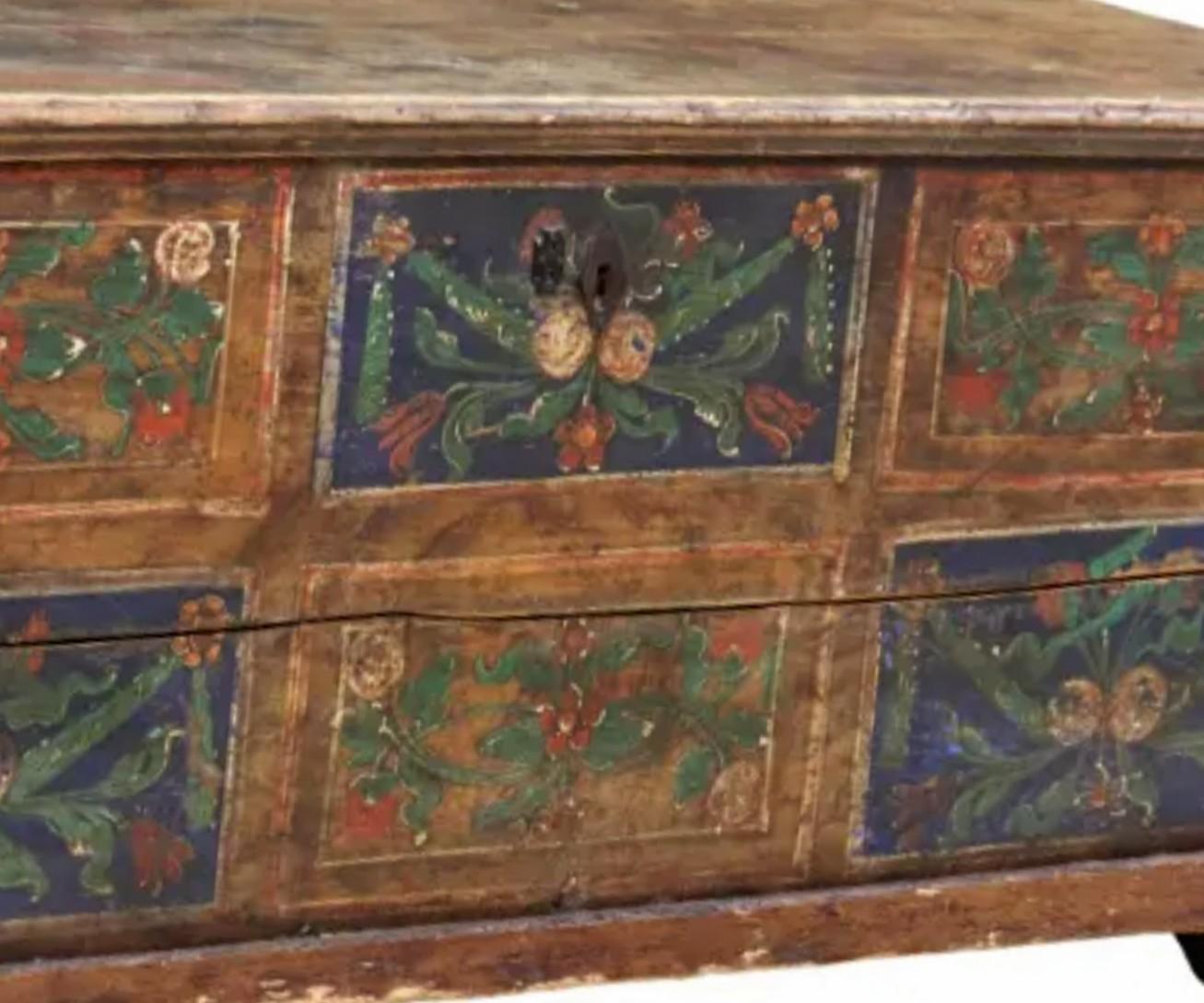 Early 19th Century Scandinavian Hand-Painted Pine Blanket Chest For Sale 6