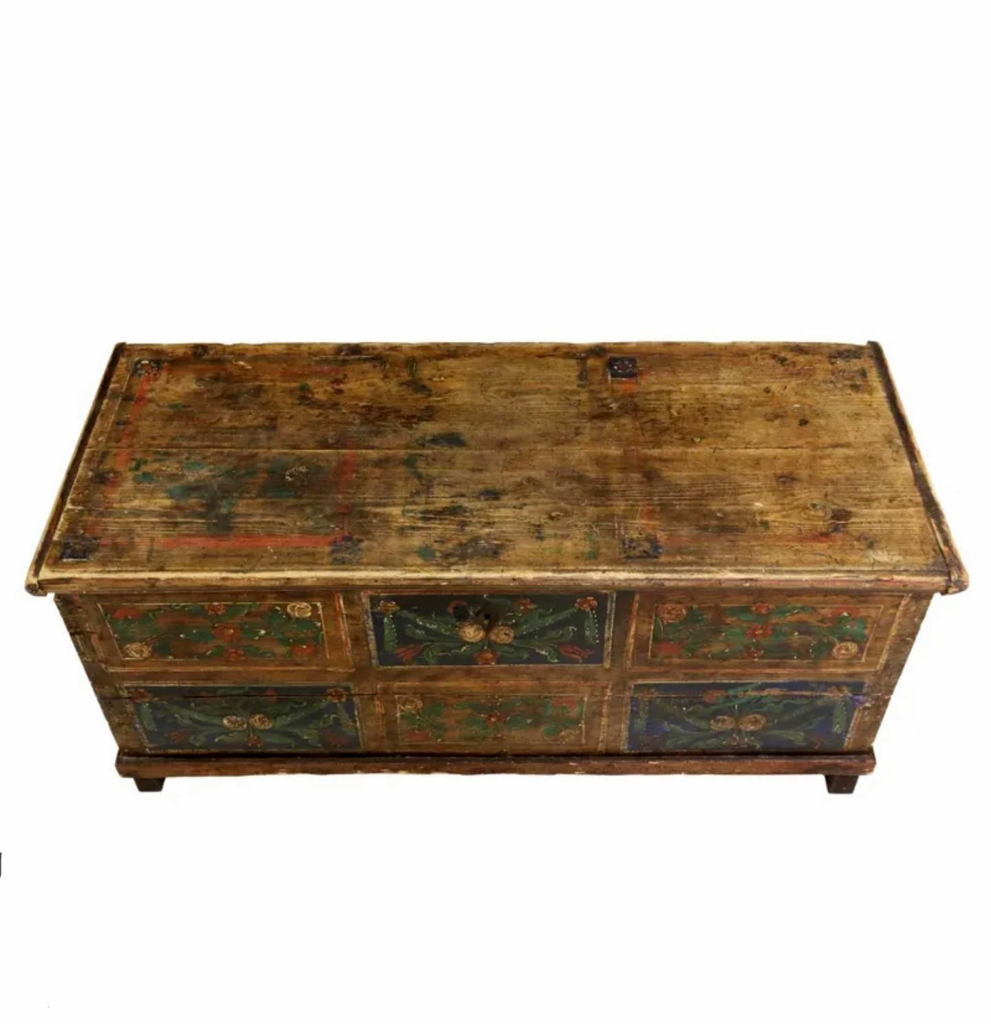 Early 19th Century Scandinavian Hand-Painted Pine Blanket Chest For Sale 7