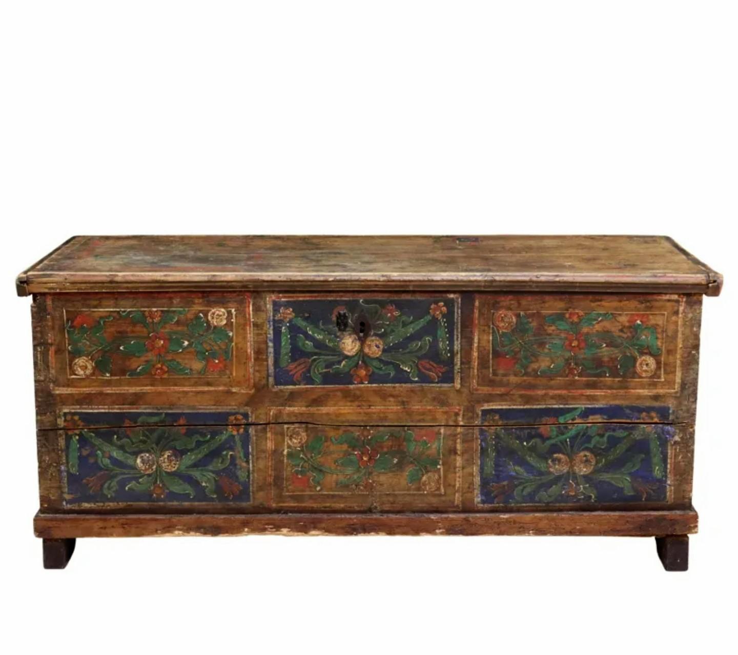 Hand-Crafted Early 19th Century Scandinavian Hand-Painted Pine Blanket Chest For Sale