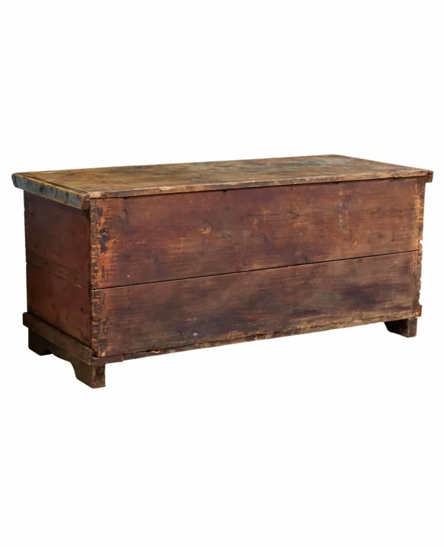 Early 19th Century Scandinavian Hand-Painted Pine Blanket Chest For Sale 2