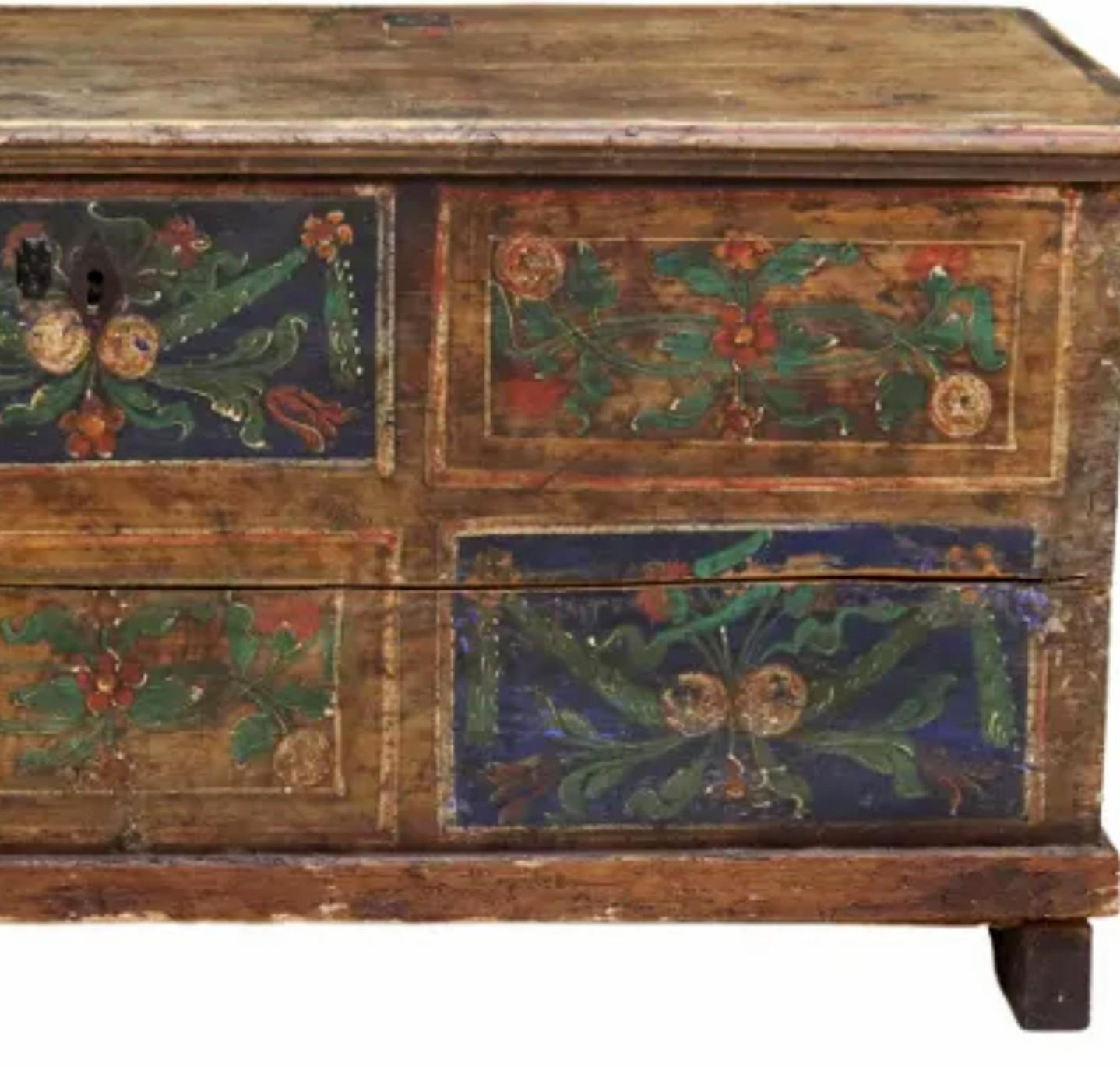 Early 19th Century Scandinavian Hand-Painted Pine Blanket Chest For Sale 4