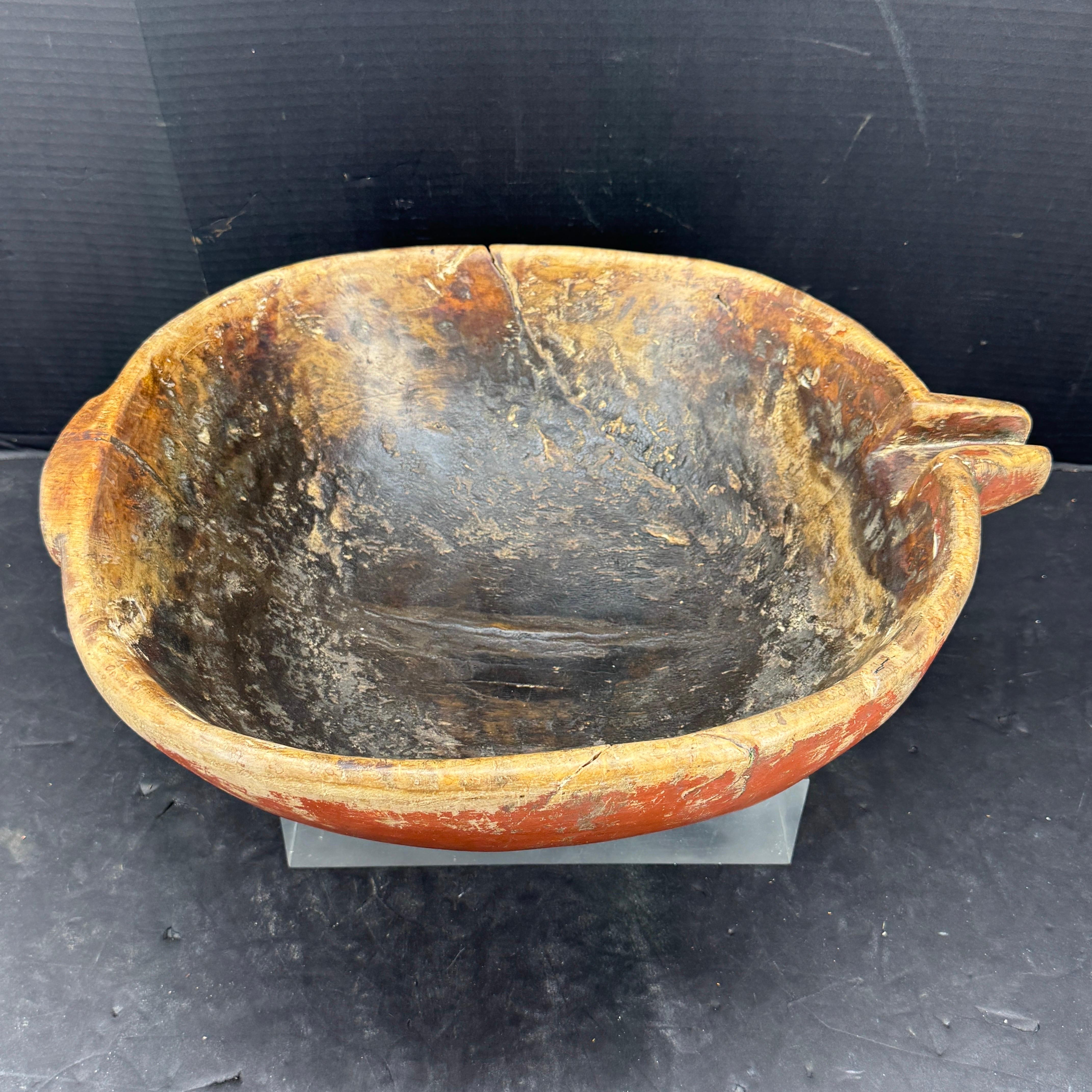 Una favolosa ciotola antica scandinava che è stata ricavata da un unico pezzo di legno e il beccuccio è rimasto intatto. Si può esporre su un tavolino da caffè o su un tavolino da salotto, da solo o riempito di frutta su un bancone da cucina.